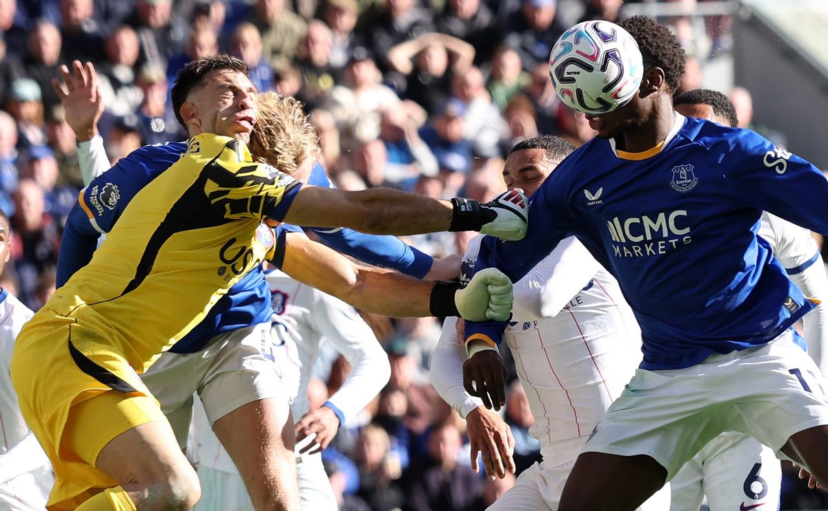 Dibu Martínez recibe brutal golpe y desata preocupación en el triunfo del Chelsea vs Everton