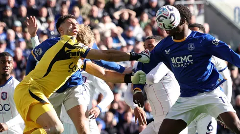 El Dibu Martínez recibió un golpe terrible de Jarrad Branthwaite en el triunfo de los Blues vs Everton.