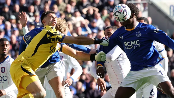 El Dibu Martínez recibió un golpe terrible de Jarrad Branthwaite en el triunfo de los Blues vs Everton.