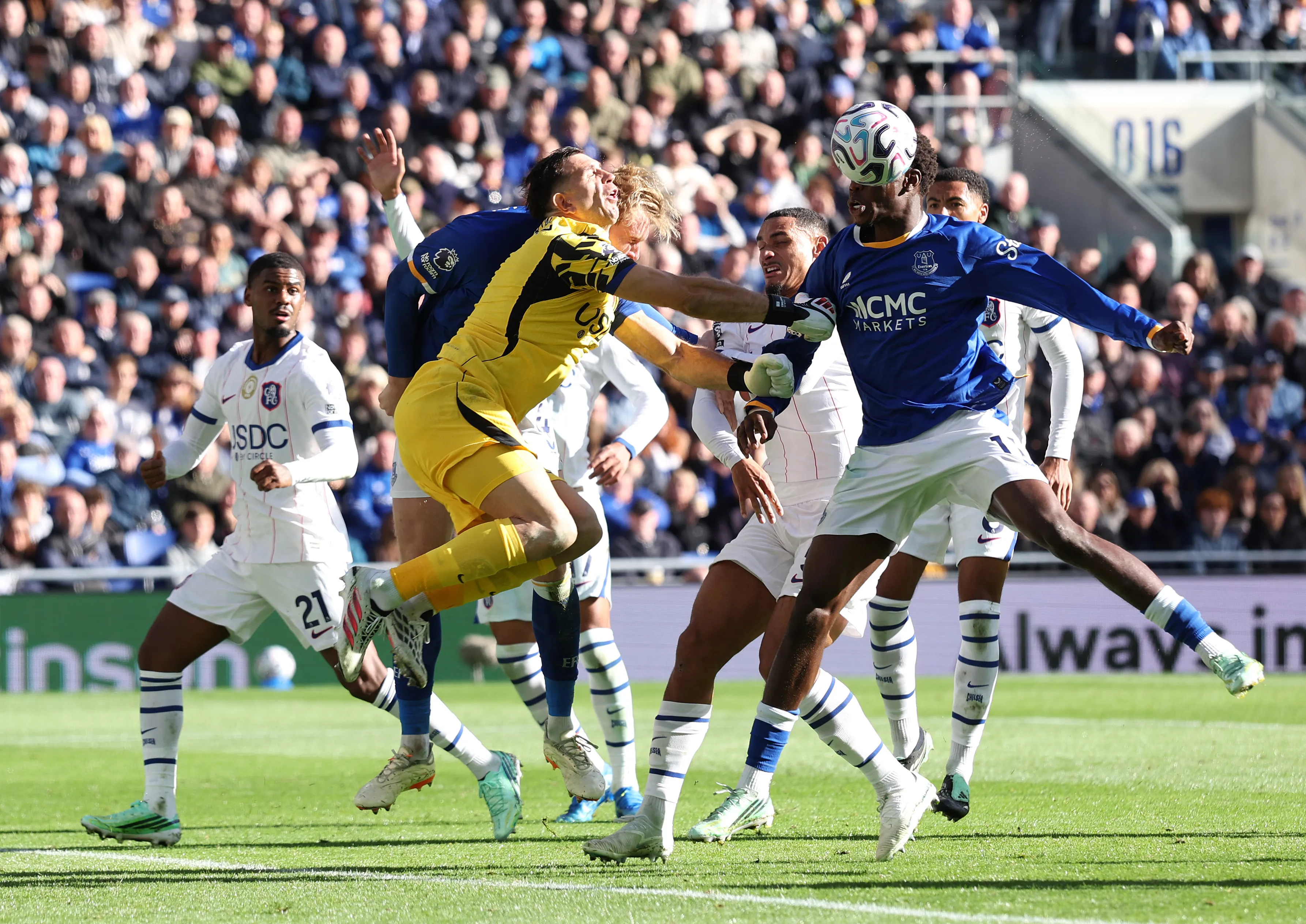 Otra imagen del brutal golpazo que recibió el Dibu Martínez. (Alex Livesey/Getty Images).