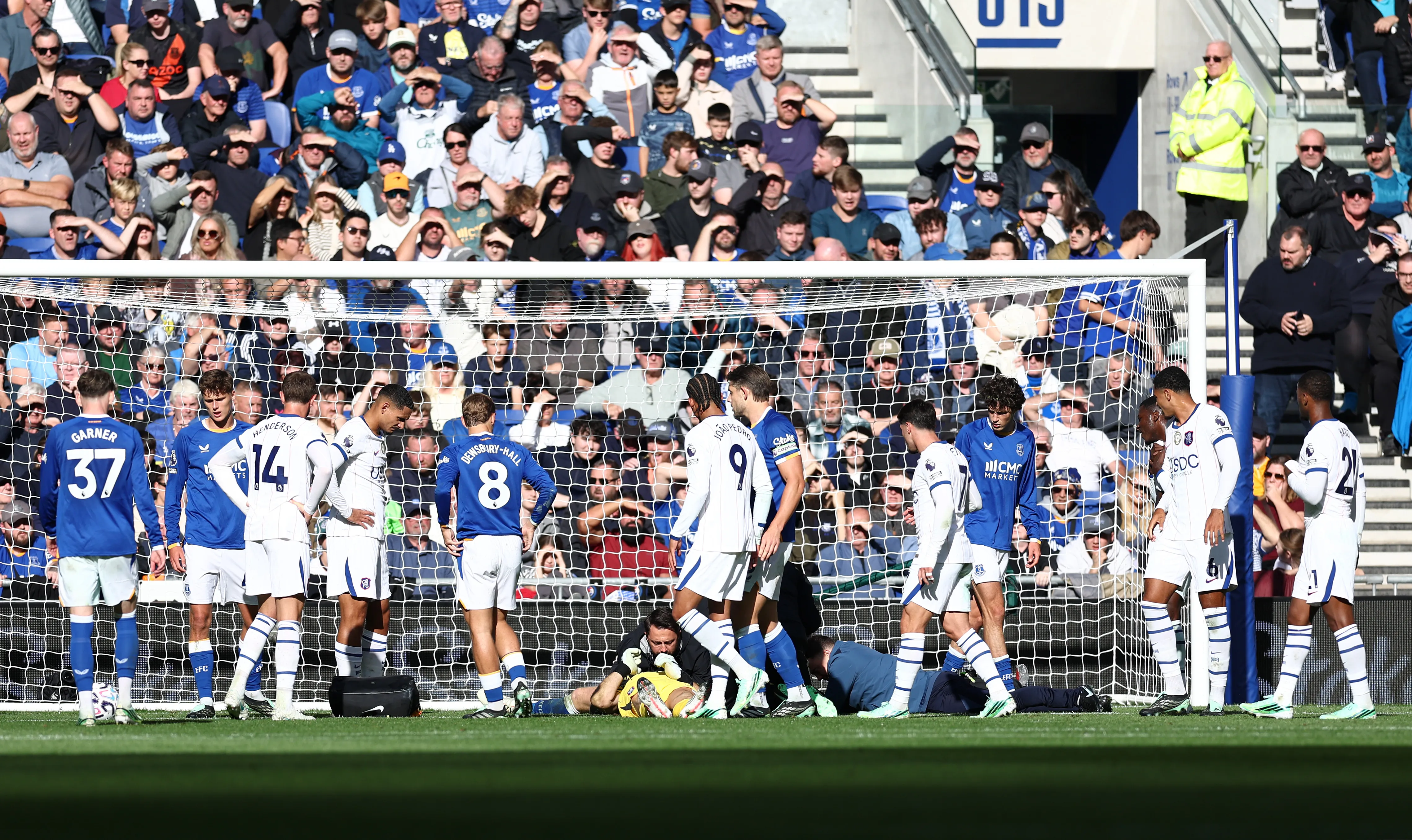 La preocupación cundió en el estadio del Everton tras ese golpazo al Dibu Martínez. (Molly Darlington/Getty Images).