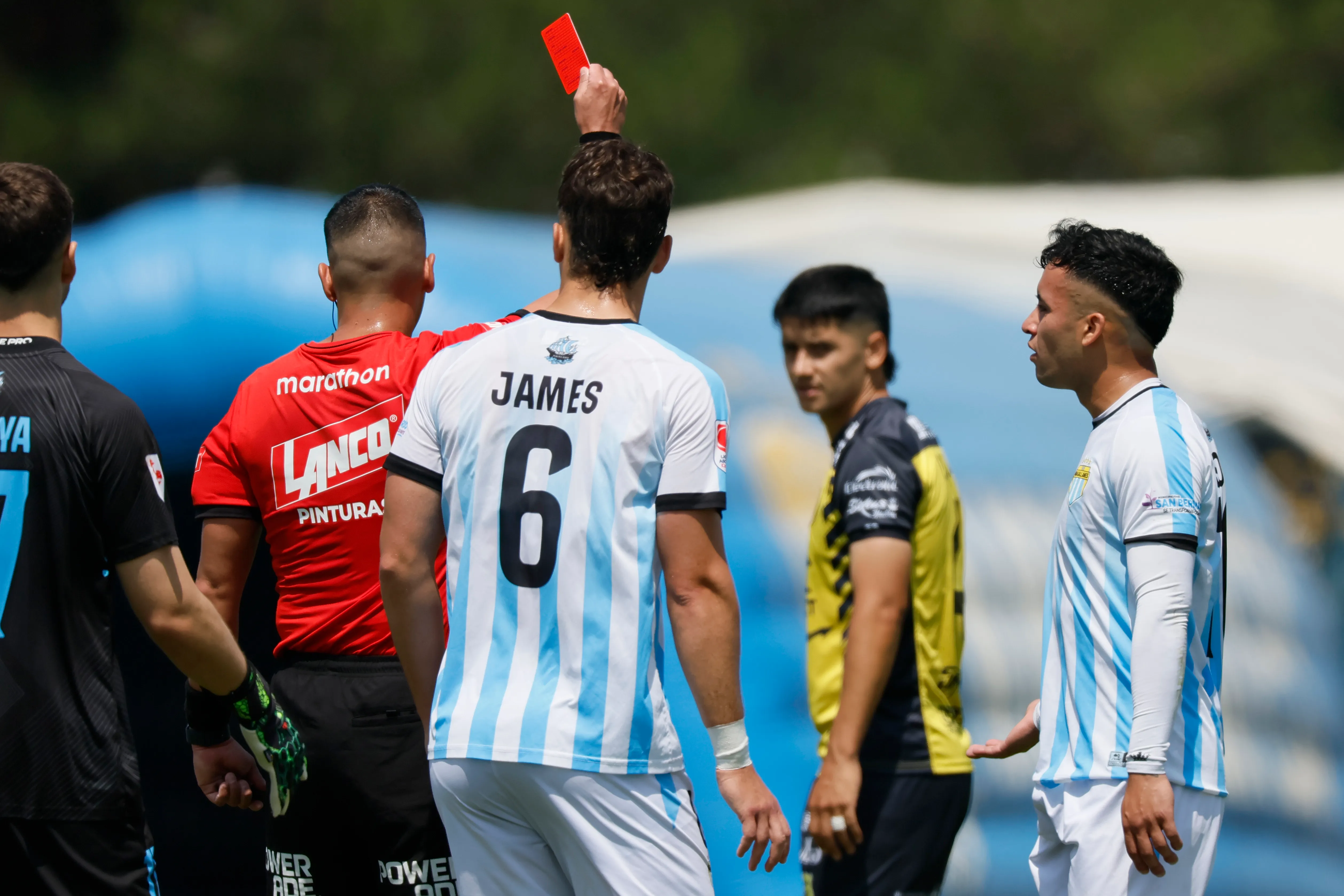 Magallanes jugó gran parte del partido con un jugador menos. Andres Pina/Photosport