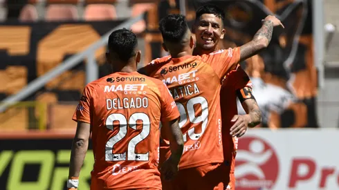 Así celebró el Rolo González el 1-0 parcial de Cobreloa.