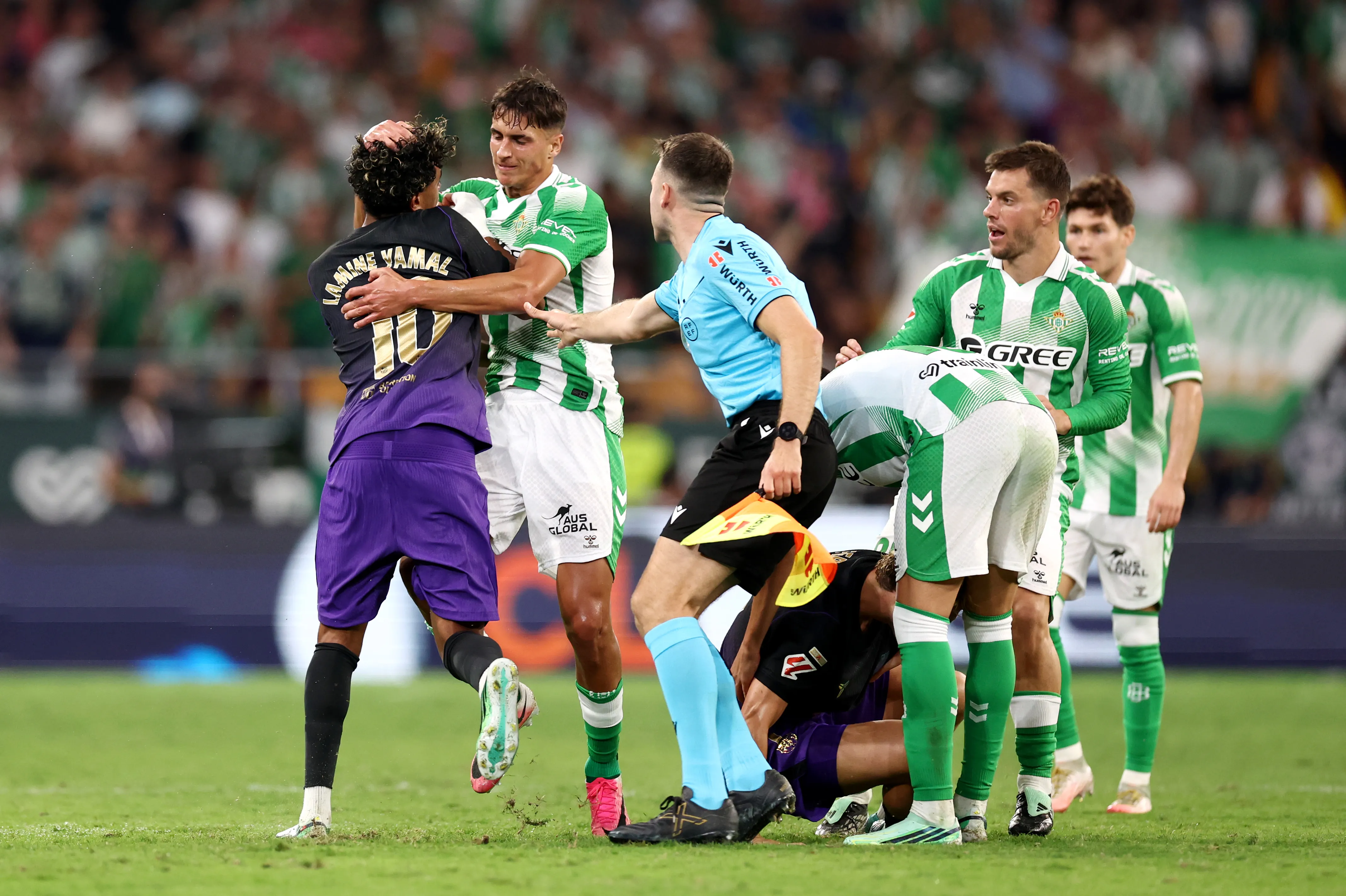 Lamine Yamal buscó primero a Bernal. (Fran Santiago/Getty Images)