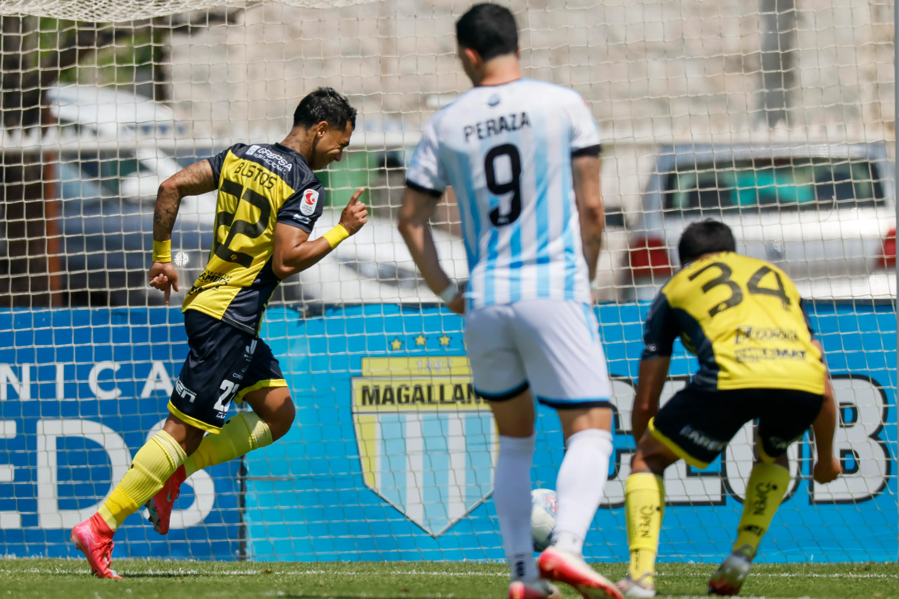 Gonzalo Bustos celebra el gol de penal que hizo ganar a los Canarios ante Magallanes. (Andrés Piña/Photosport).