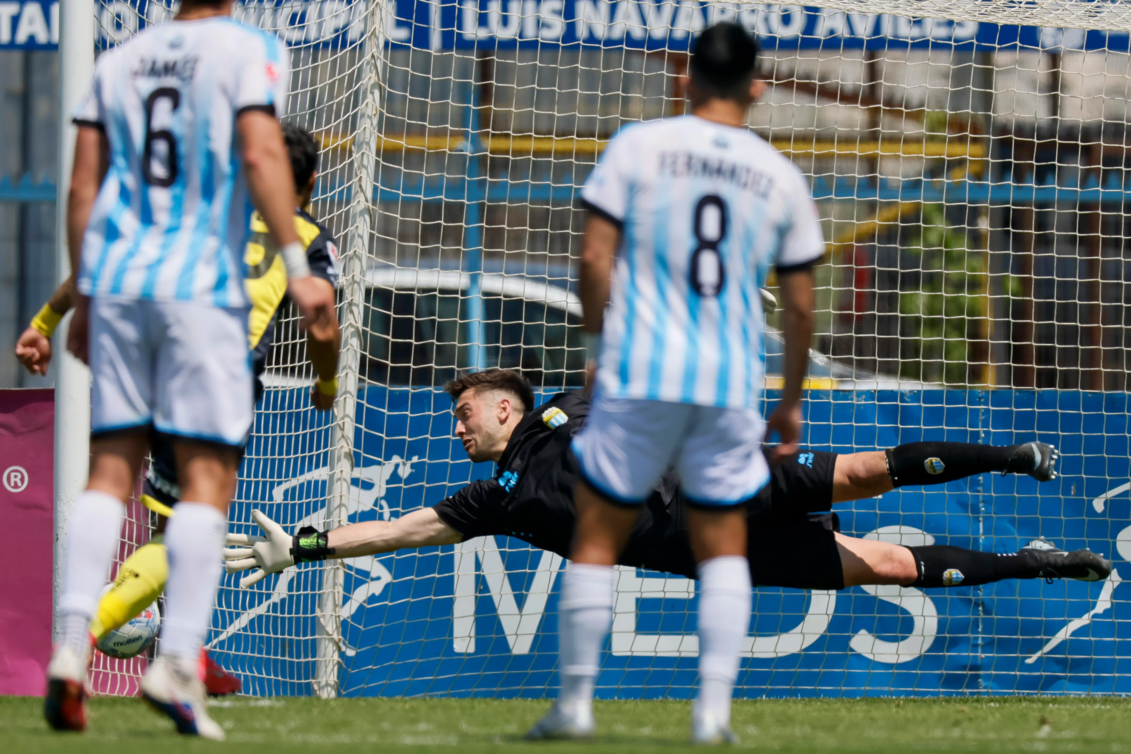 Juan Pablo Zozaya no pudo tapar el tiro de Gonzalo Bustos. (Andrés Piña/Photosport).