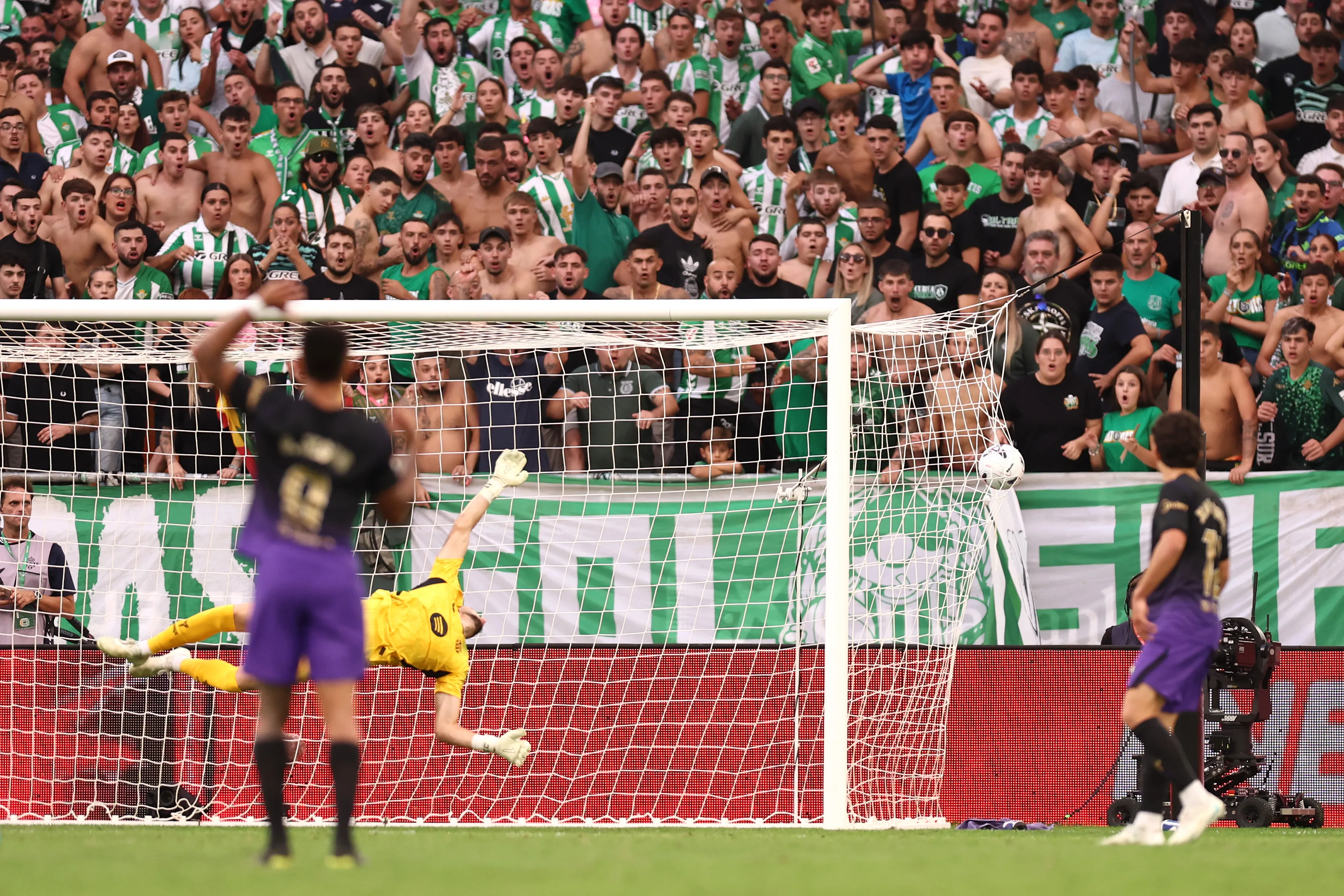 Una hermosa toma de la pelota que Joan García no pudo evitar que entrara a la portería. (Fran Santiago/Getty Images).