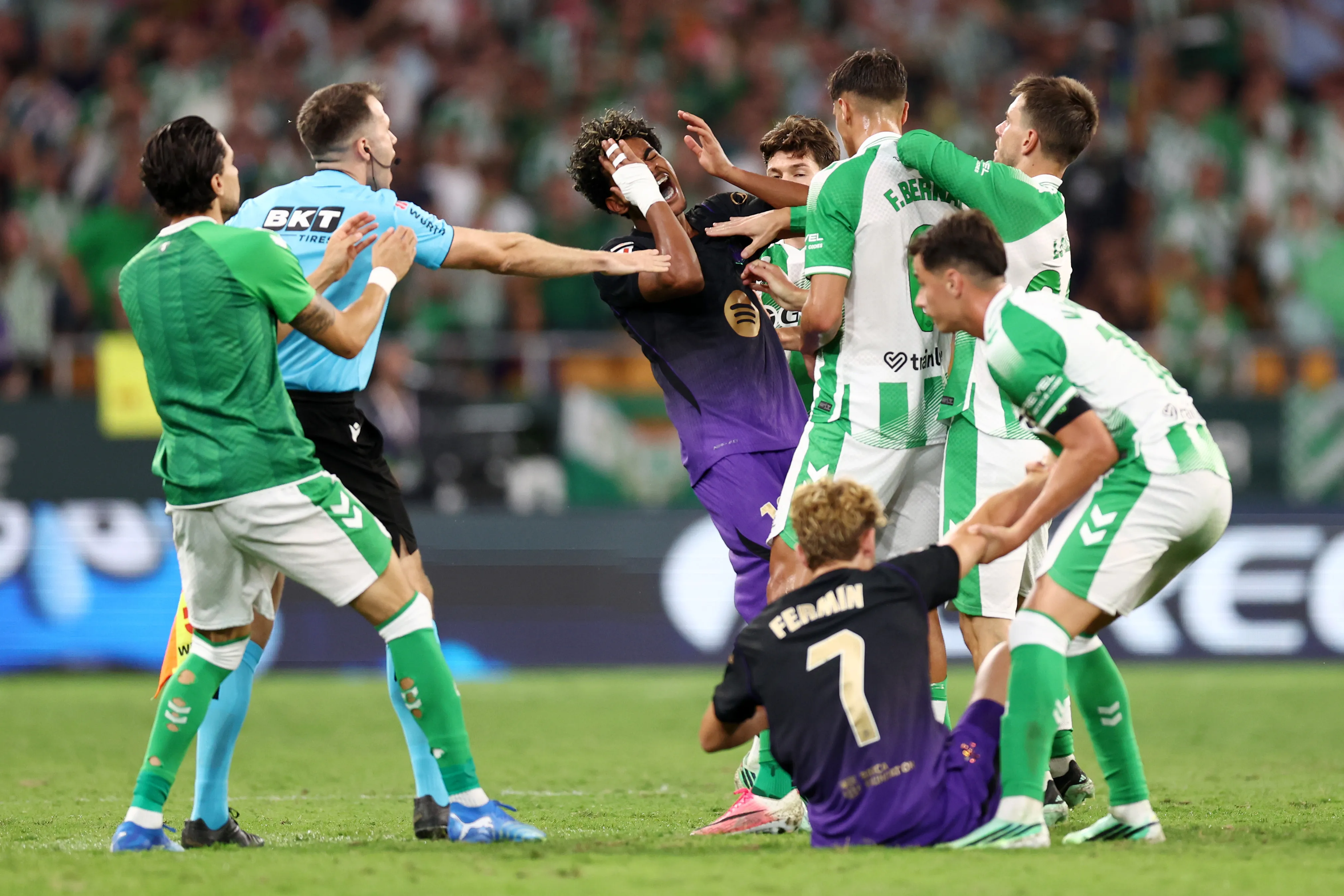 Facundo Bernal le dio un golpe que Lamine Yamal aprovechó para exagerar. (Fran Santiago/Getty Images).