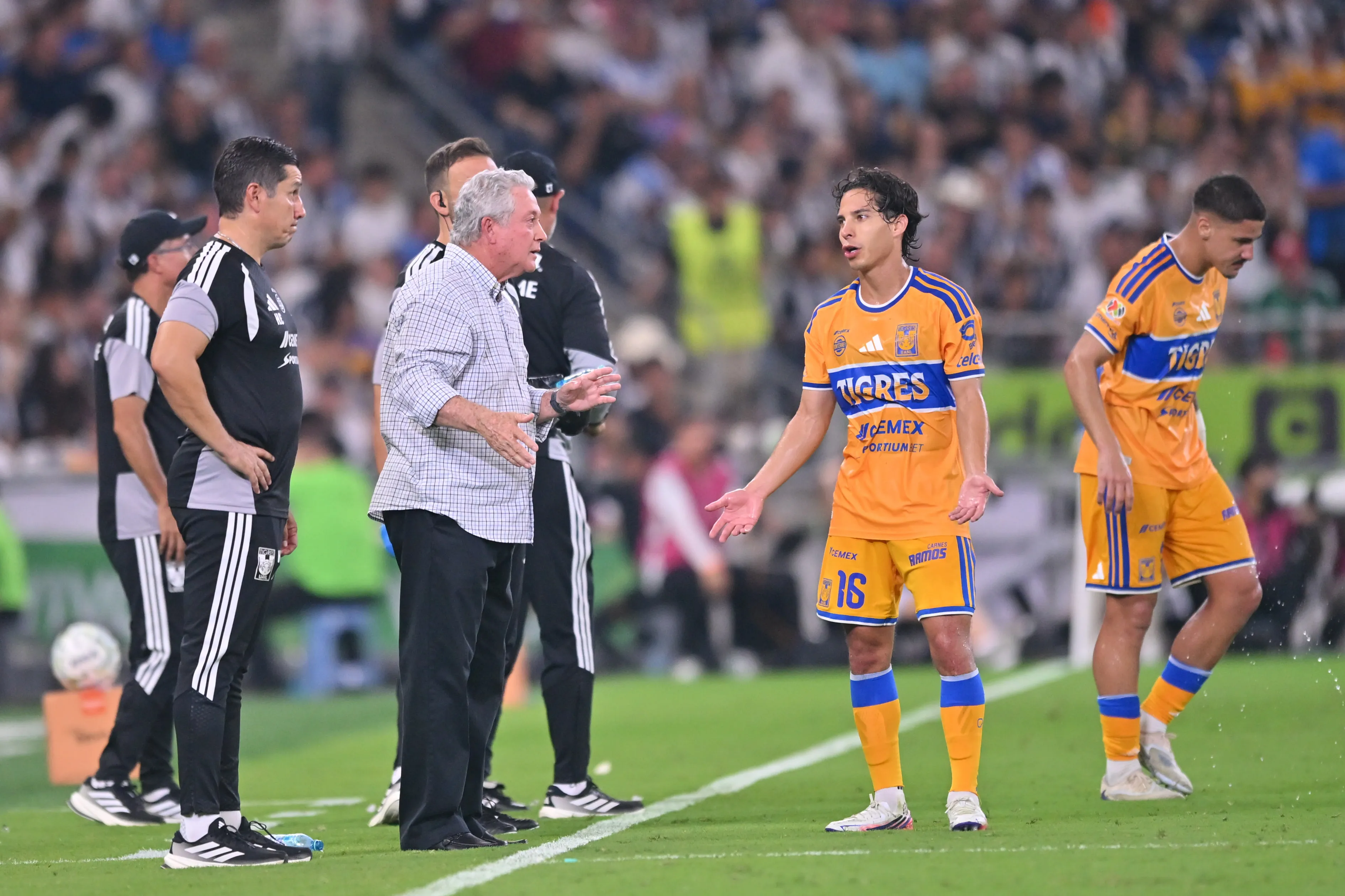 Diego Lainez dialoga con Víctor Vucetich, entrenador interino del Tigres. (Azael Rodriguez/Getty Images).