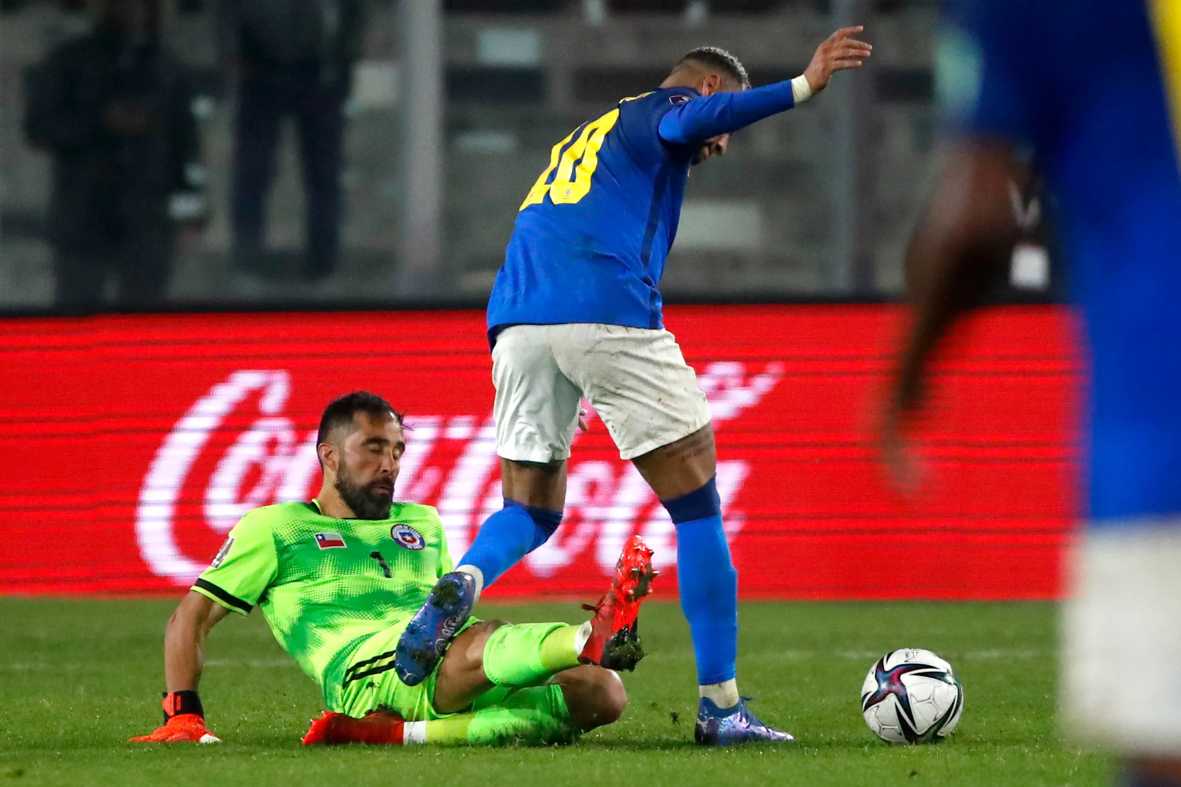 Vidal le recalcó a Maureira que tiene que salir más del área, tal como lo hacía Claudio Bravo que hasta terminaba como un central más.