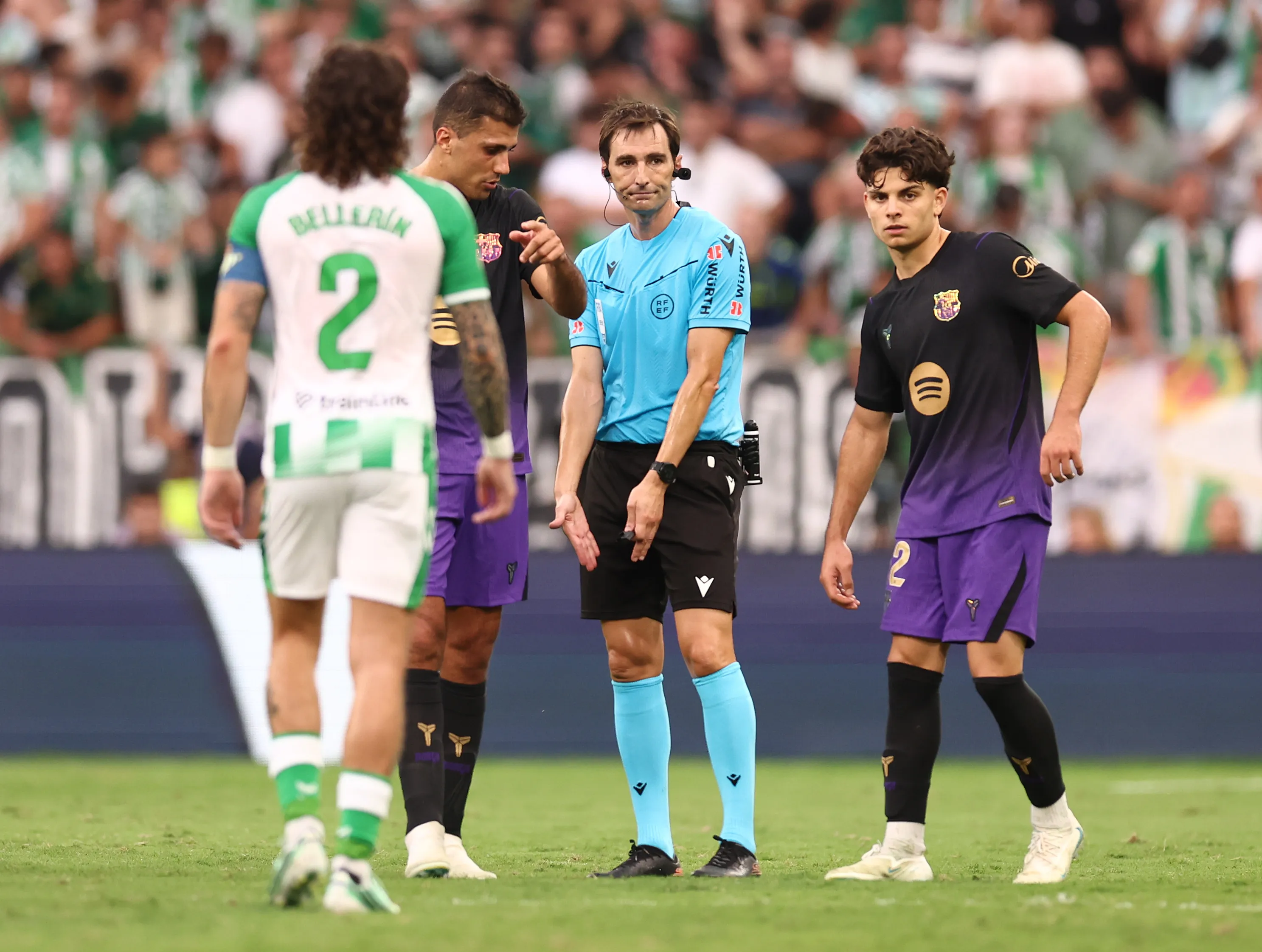 Ricardo de Burgos Bengoetxea recibió críticas por su arbitraje. (Photo by Fran Santiago/Getty Images)