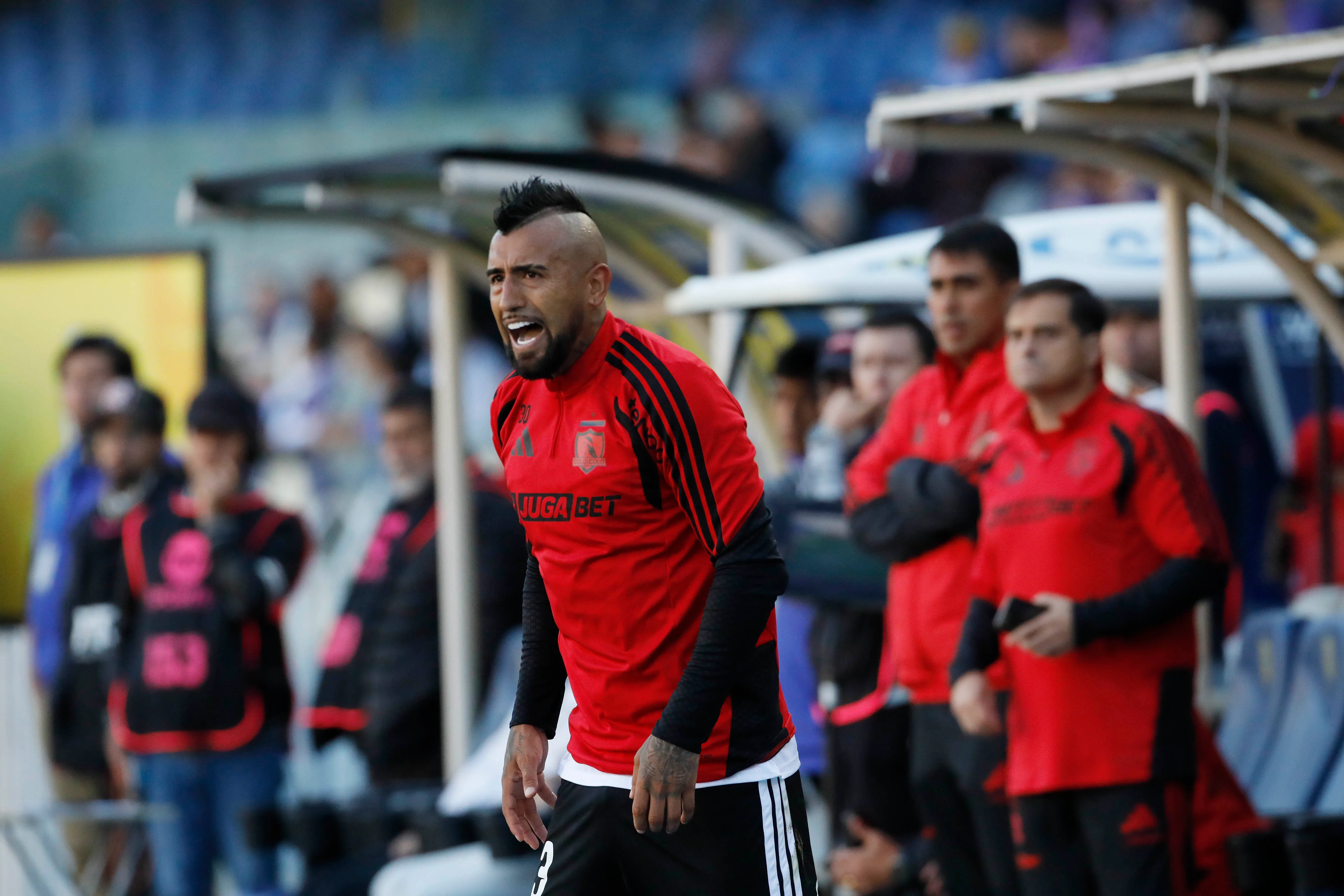 Arturo Vidal es un entrenador más cuando está en el banco del Cacique. (Marco Vazquez/Photosport).