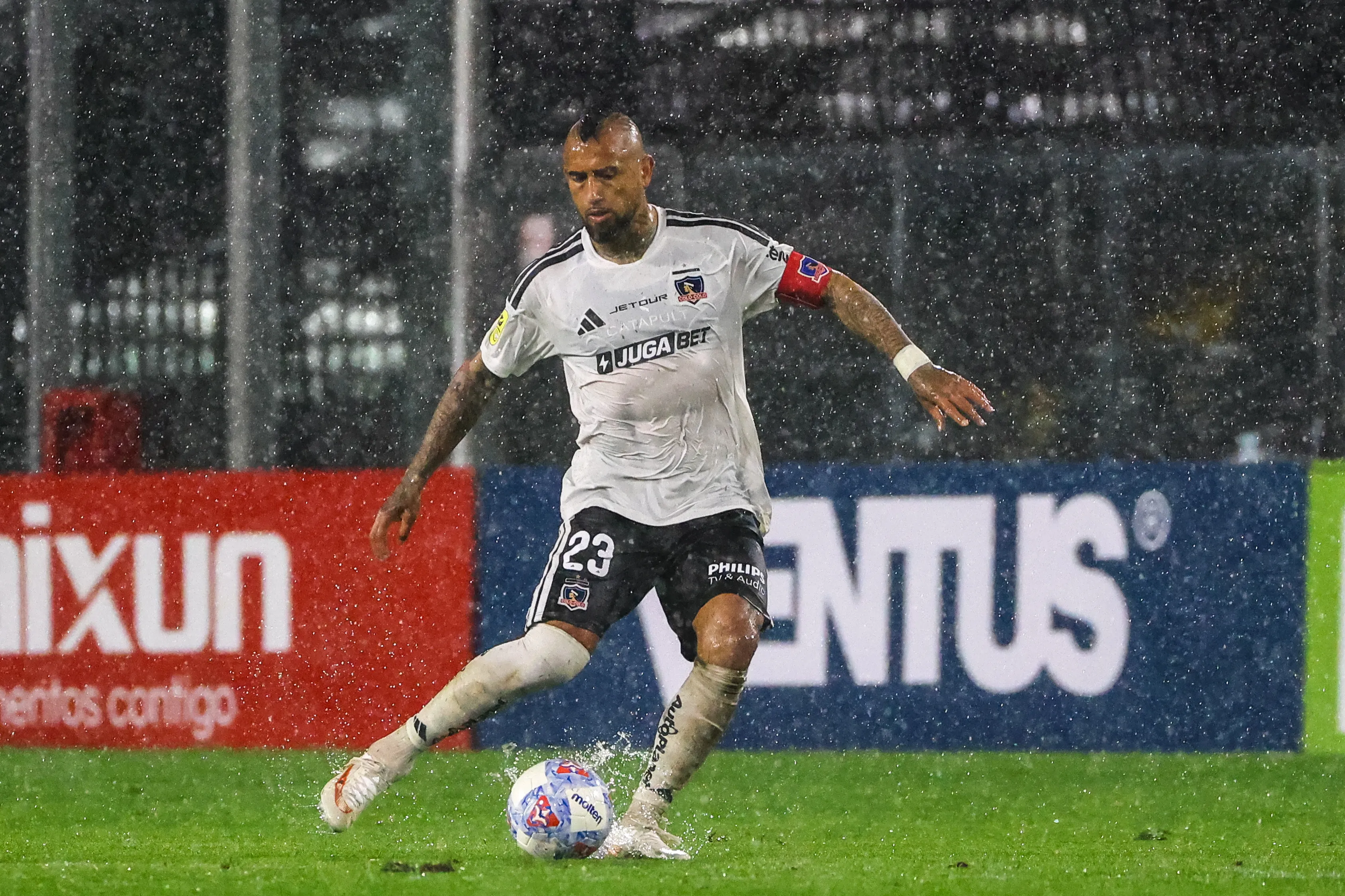 Arturo Vidal bajo la intensa lluvia que obligó suspender el duelo entre Colo Colo vs Puerto Montt. (Luis Quinteros/Photosport).