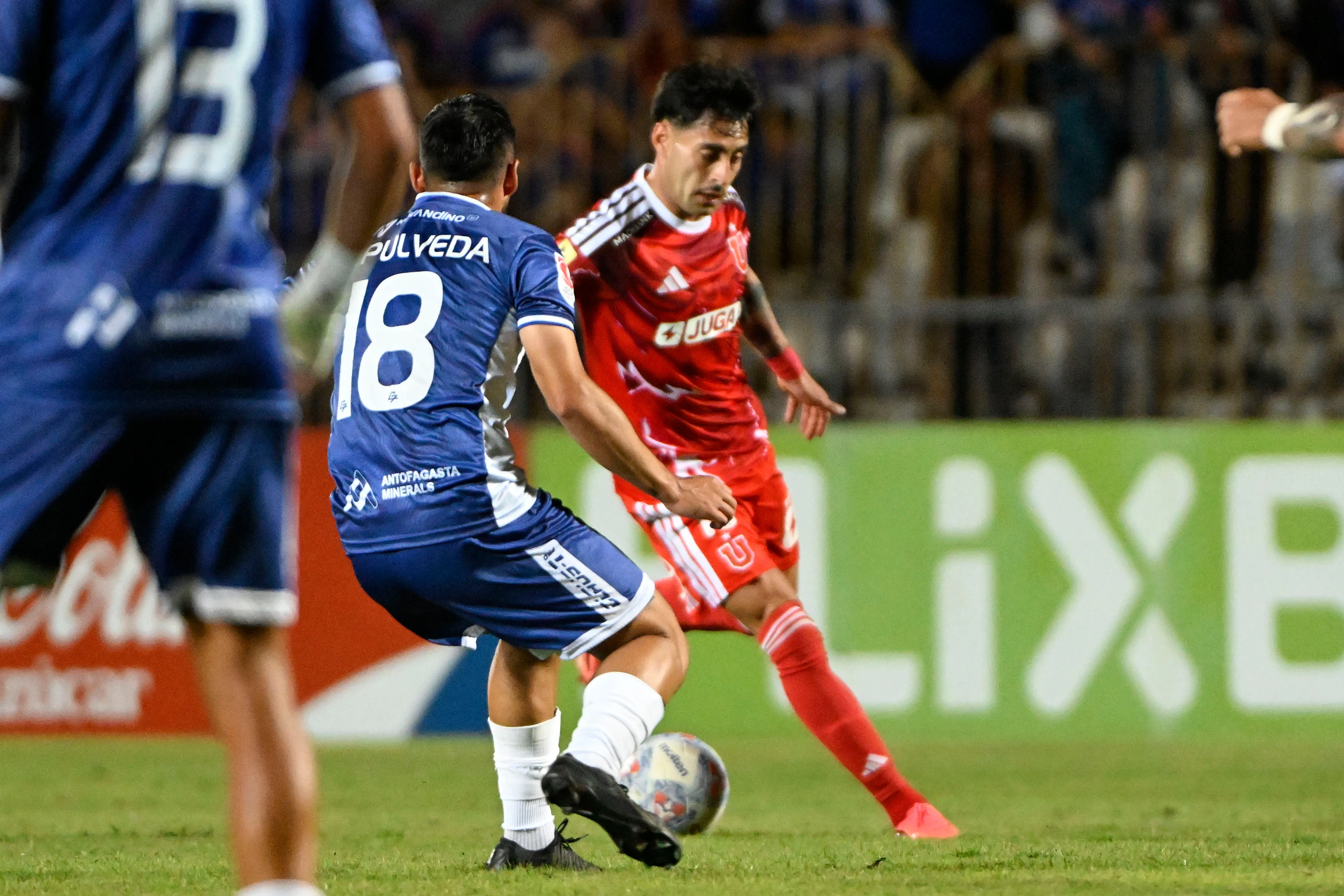 Nelson Sepúlveda marca a Javier Altamirano, quien se lesionó y no estará en la revancha. (Pedro Tapia/Photosport).