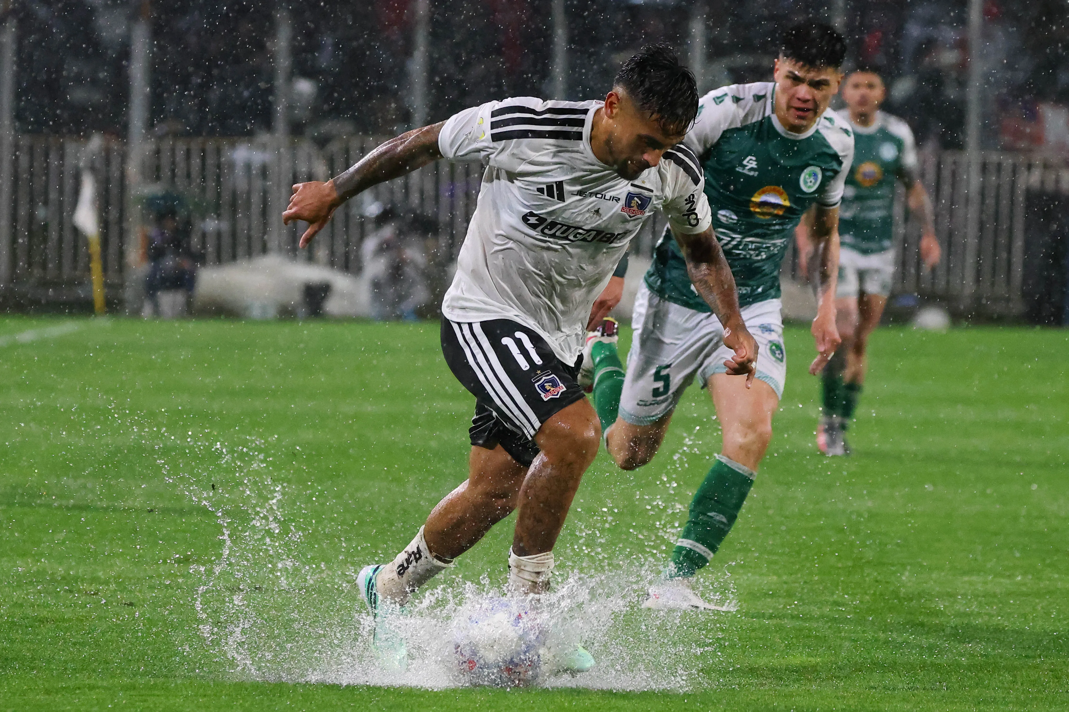 Francisco Calisto intenta perseguir a Marcos Bolados. (Luis Quinteros/Photosport).
