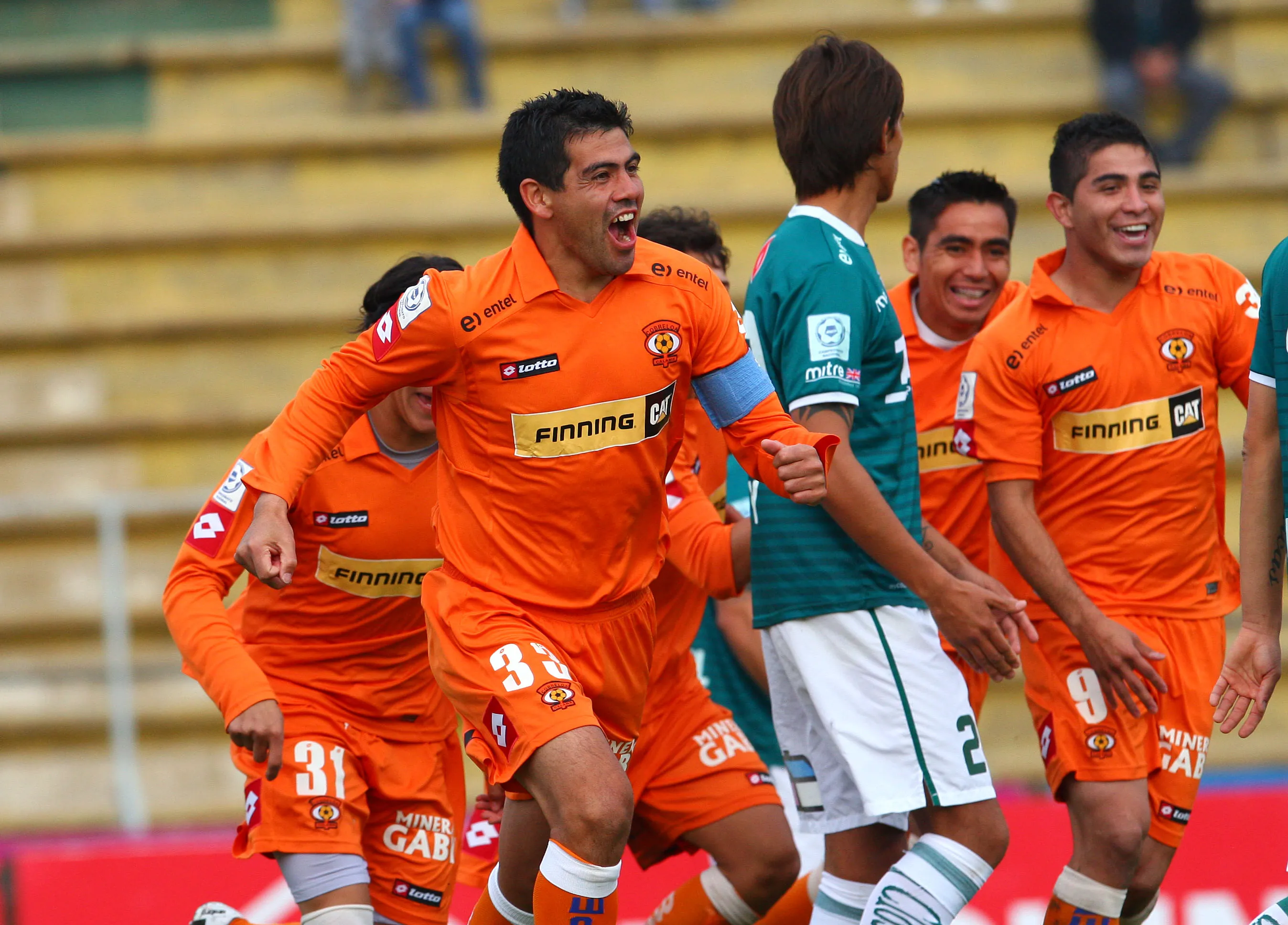José Luis Díaz celebra uno de los goles que anotó en Cobreloa durante su estadía en 2012. (Martin Thomas | Photosport).