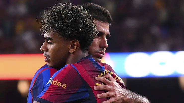 Rodri abraza a Lamine Yamal, autor de un golazo extraordinario ante el Betis.