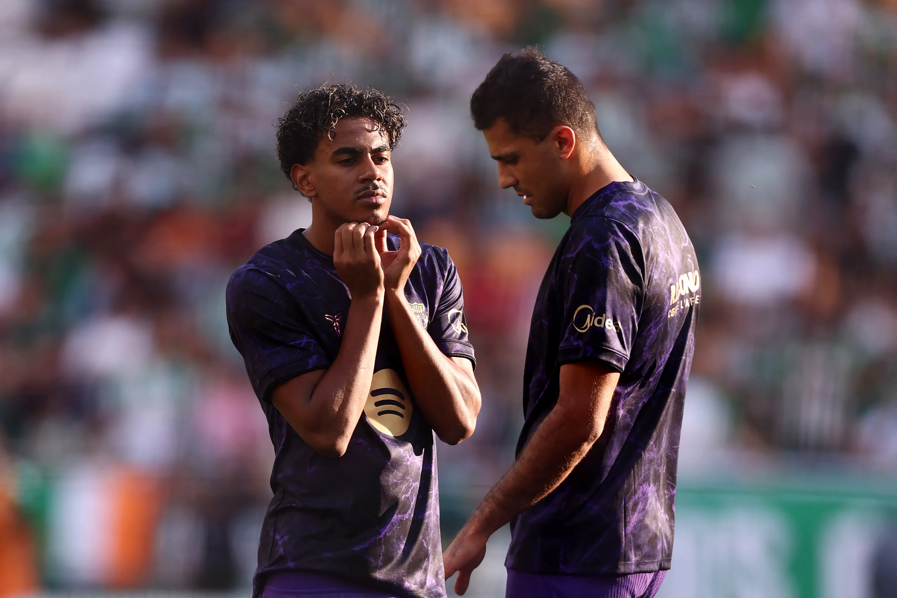 Rodri y Lamine Yamal en la antesala del duelo ante el Betis en condición de visitante. (Fran Santiago/Getty Images).