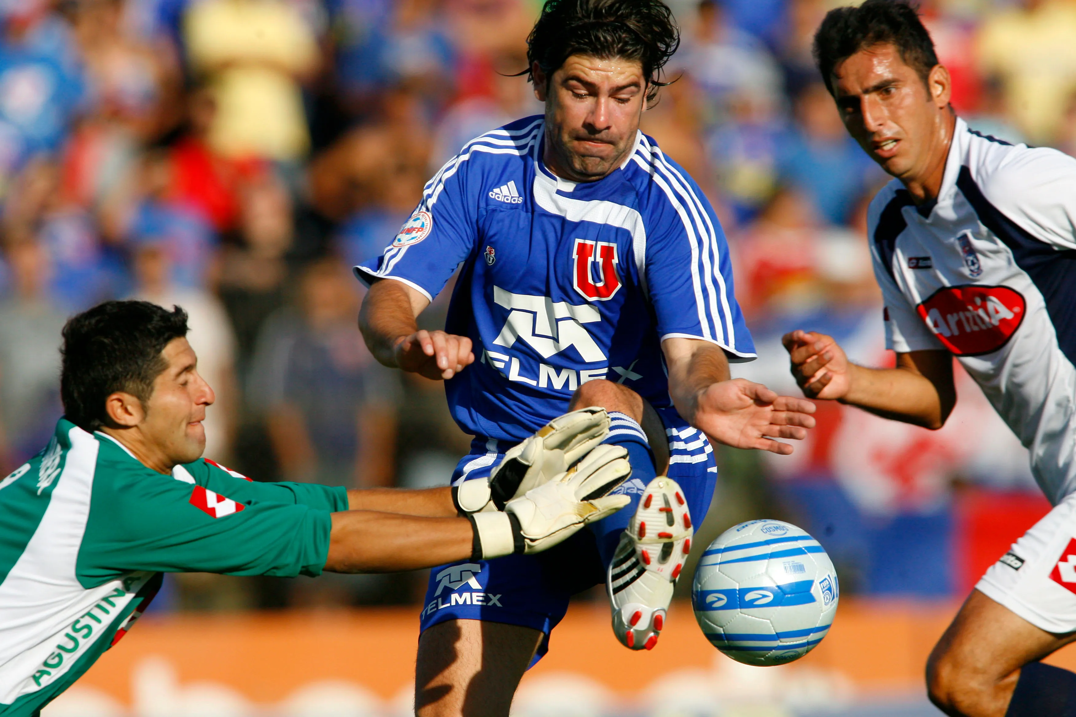 Franco Cabrera ante Marcelo Salas en el 2008. Imagen: Photosport
