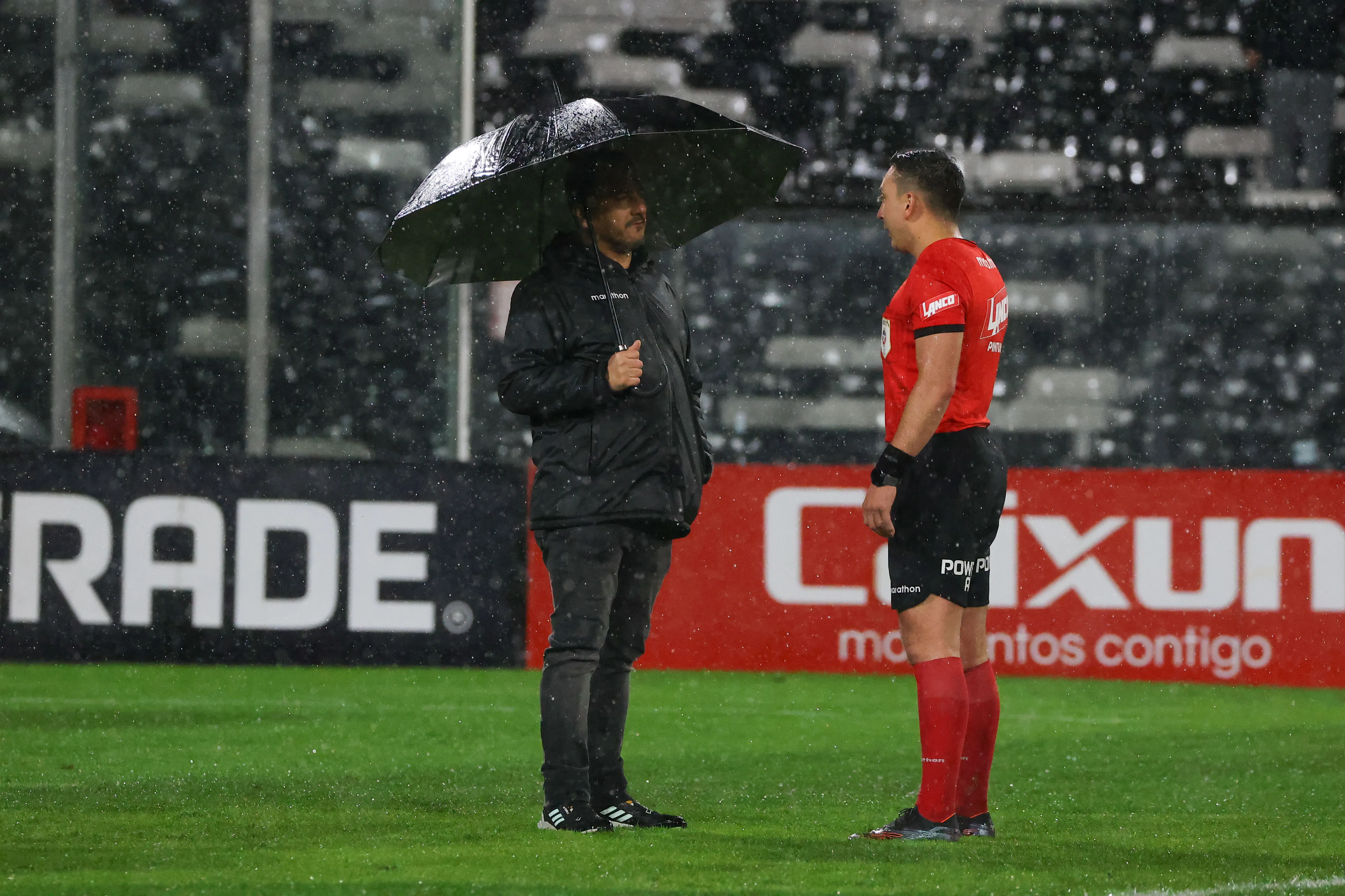 Colo Colo y Puerto Montt pueden volver a jugar bajo la lluvia… si es que se juega