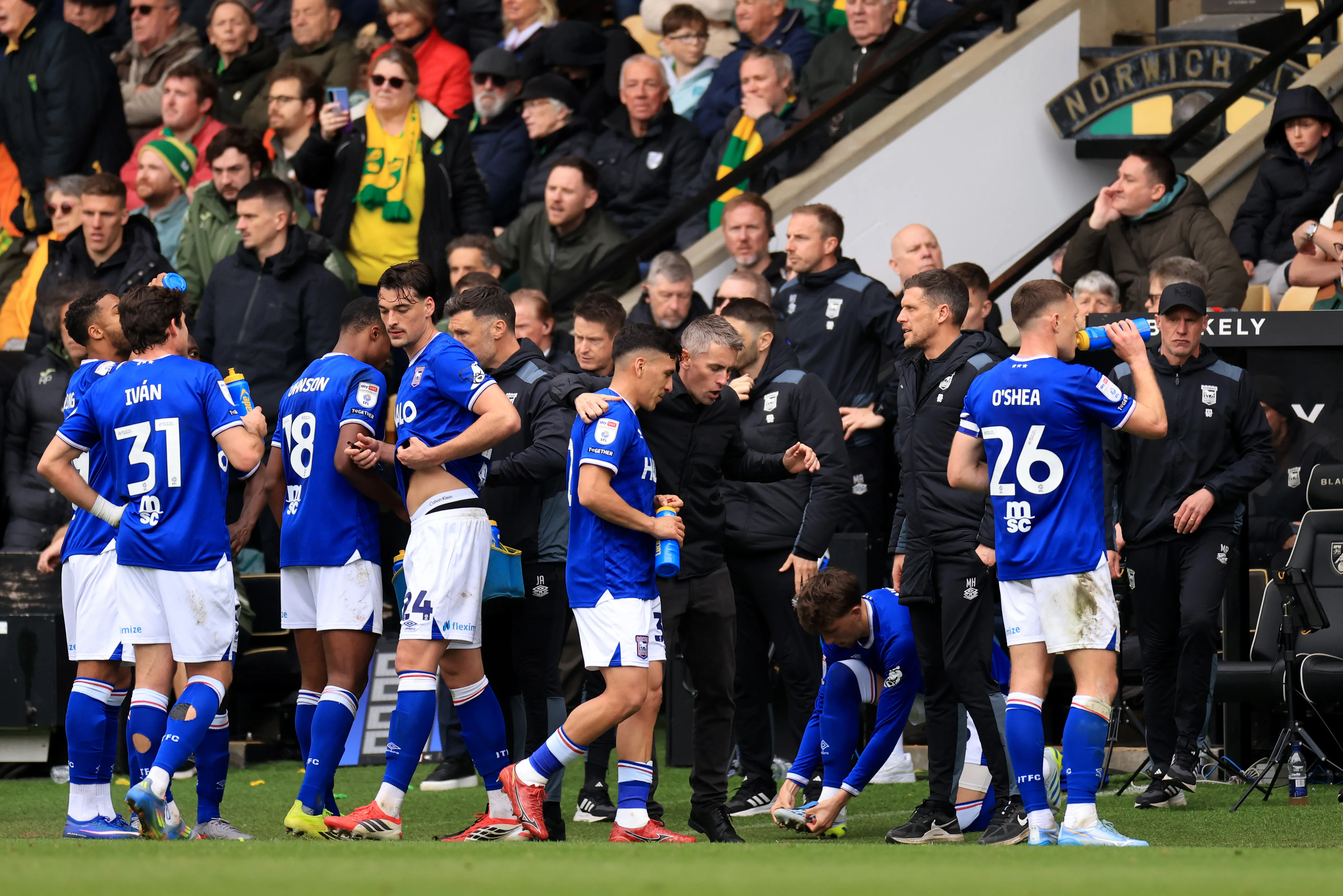Kieran McKenna dialoga con Marcelino Núñez en el Ipswich Town. (Stephen Pond/Getty Images).