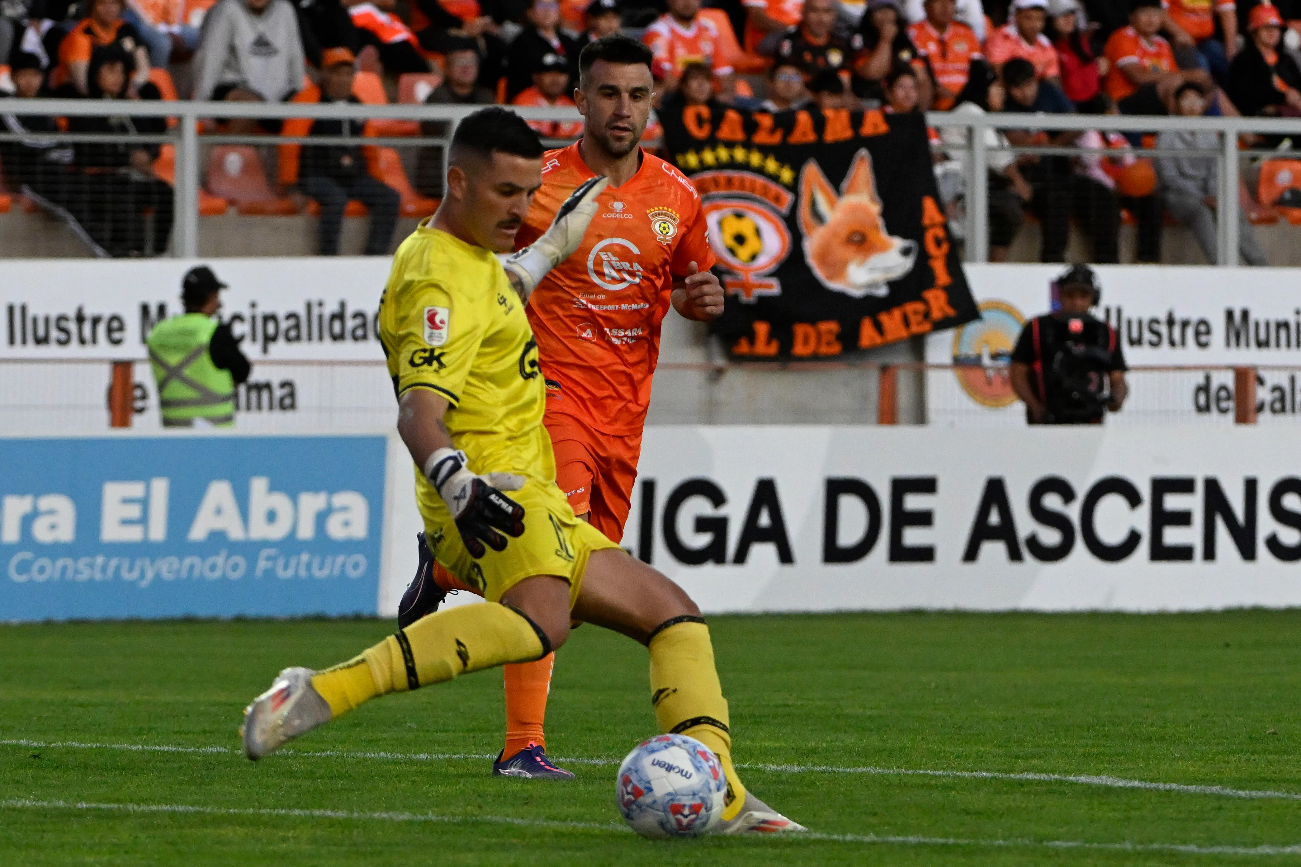 Leandro Cañete en acción ante Cobreloa, cuadro aspirante a ganar el título en la Primera B. (Pedro Tapia/Photosport).