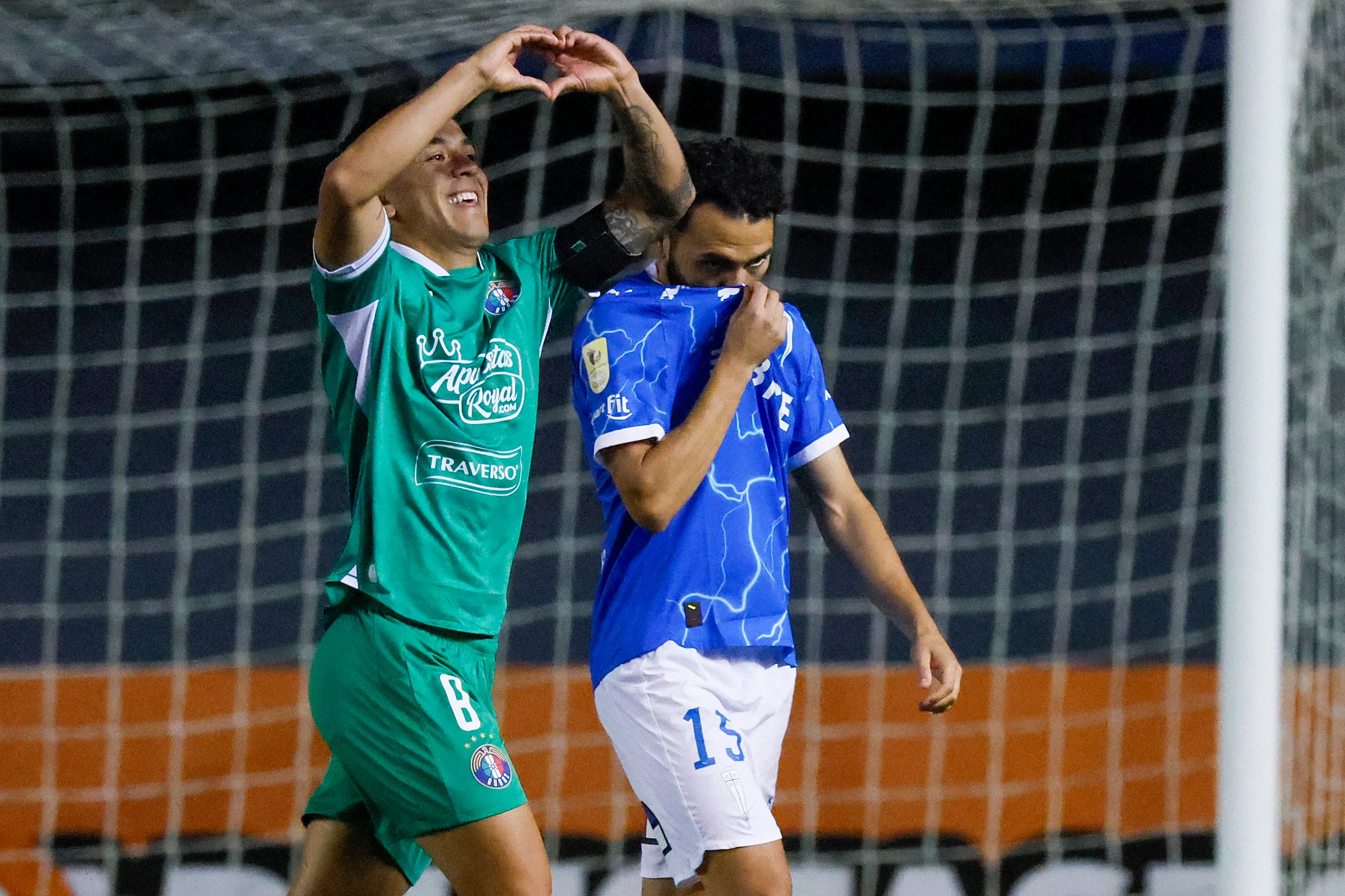La UC deberá lucha para ponerse al día y pillar a la U. Foto: Andres Pina/Photosport