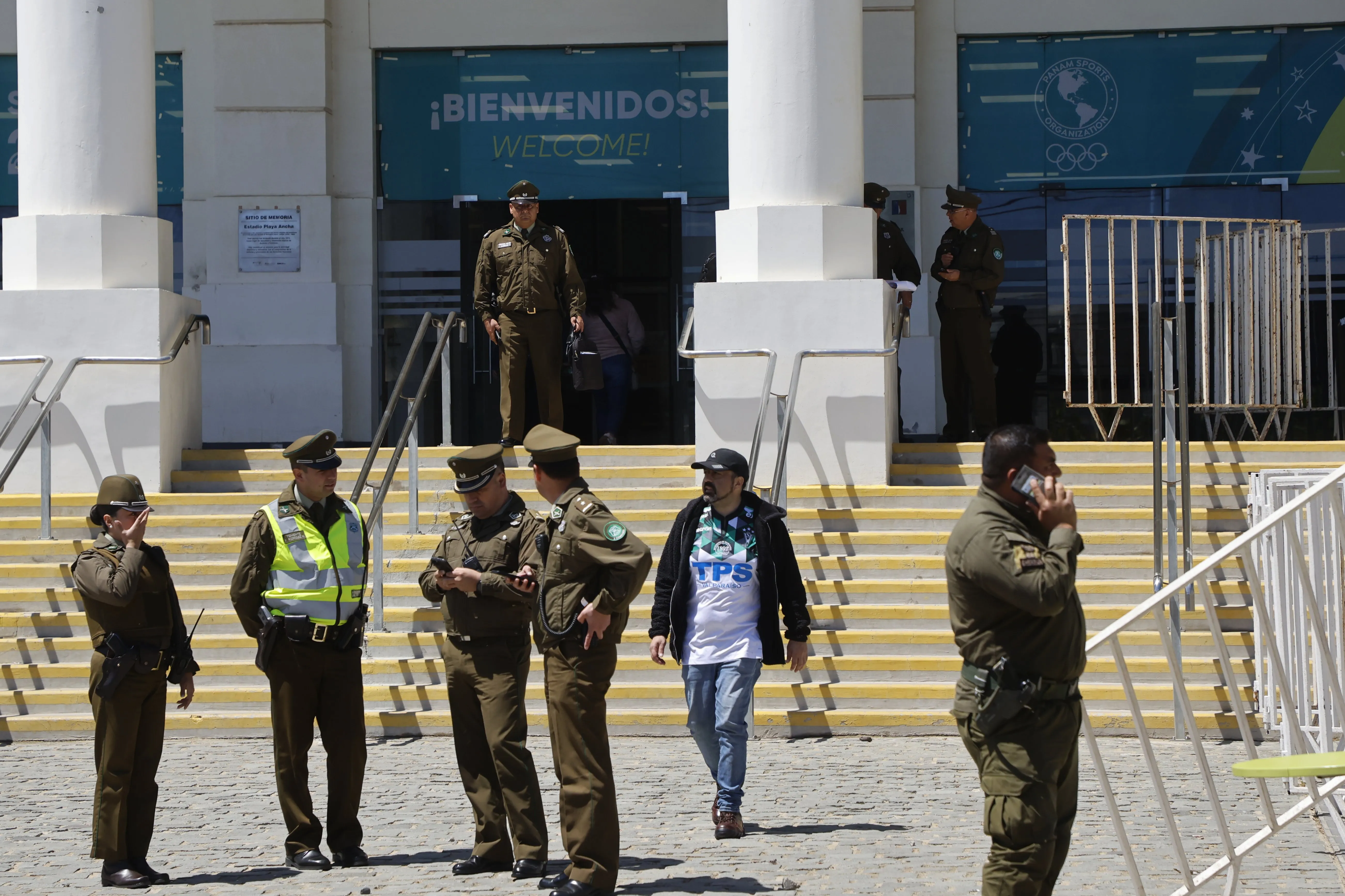 Valparaiso, 20 de octubre de 2024
Personal de Carabineros fuera del estadio Elias Figueroa por suspension del partido entre Santiago Wanderers y Universidad de Concepcion
/ Photosport