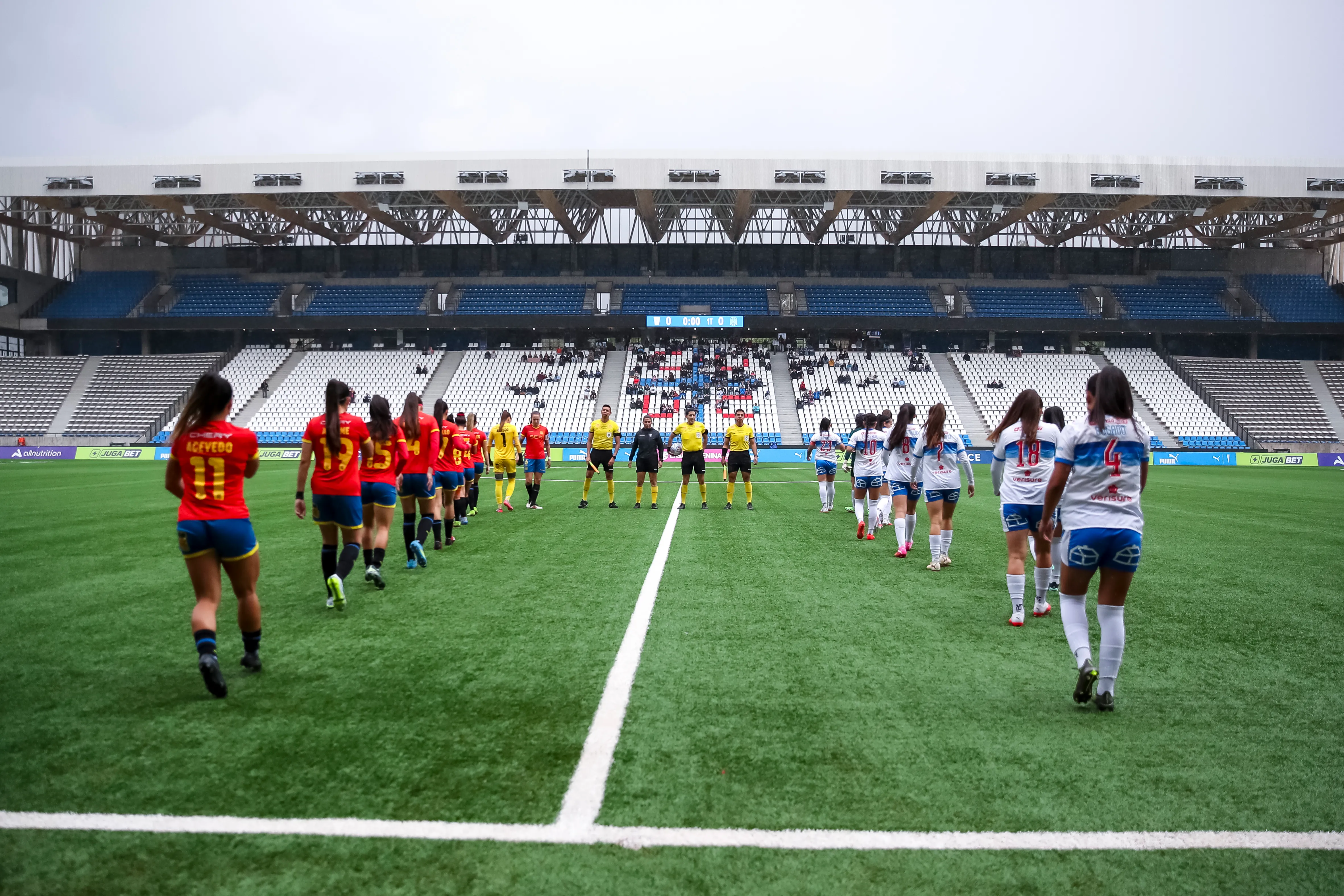 El 10 de octubre, el Claro Arena albergó el partido entre Universidad Católica y Unión Española por el fútbol femenino chileno. (Pepe Alvujar/Photosport).