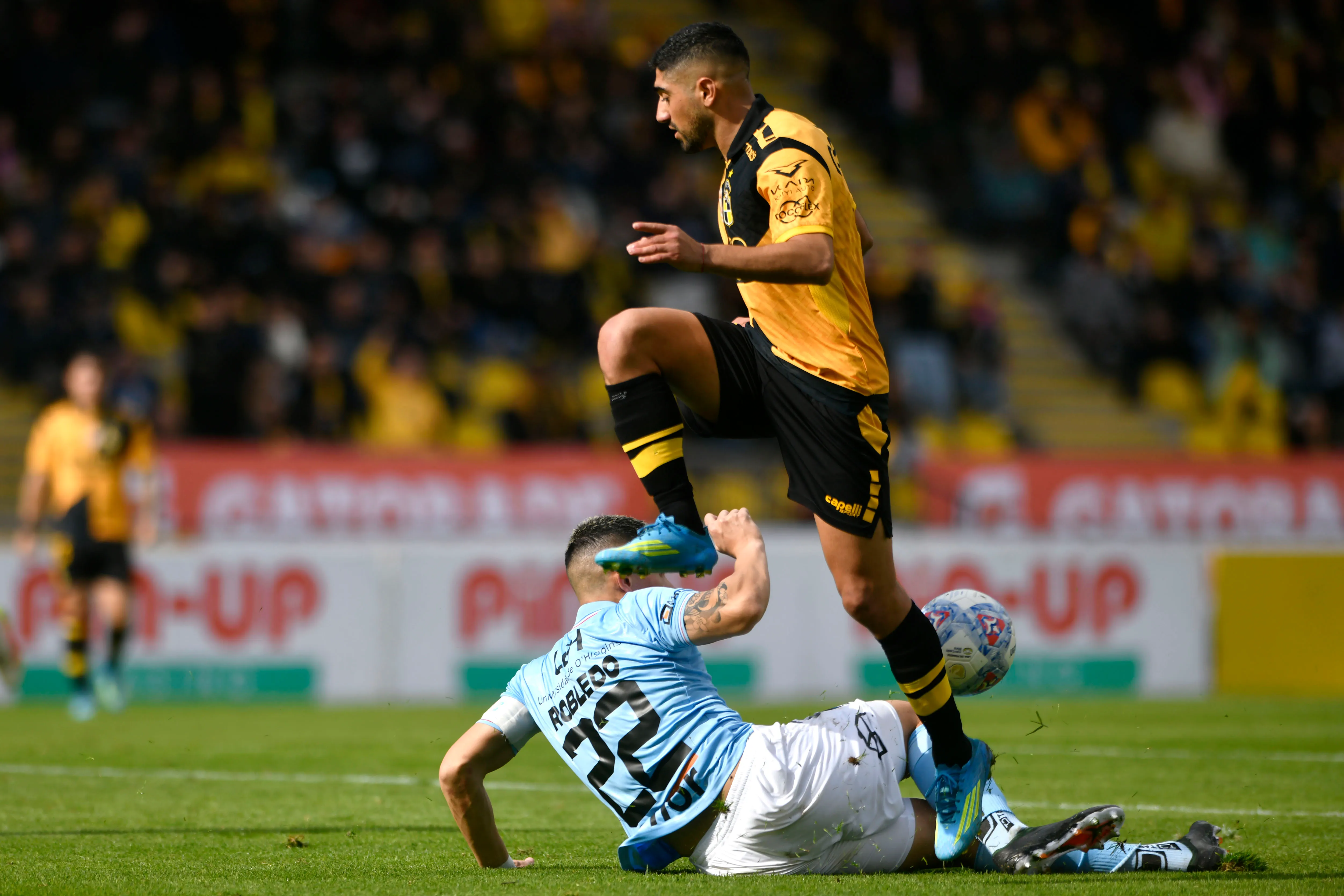 Guido Vadalá enfrenta la marca de Alan Robledo. (Alejandro Pizarro Ubilla/Photosport).