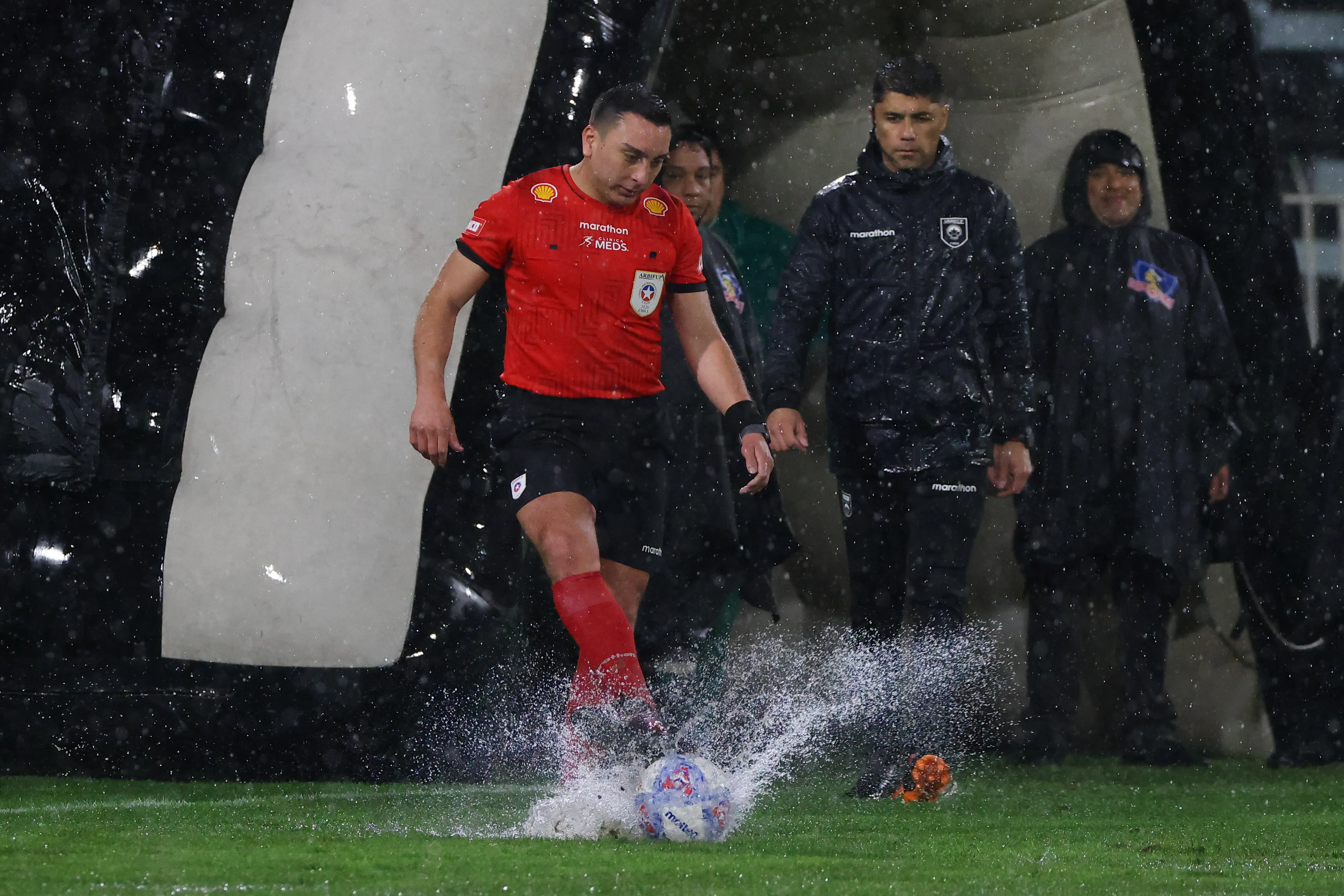 El árbitro Francisco Soriano puso a prueba la cancha del Monumental. Y no fue superada. (Luis Quinteros/Photosport).