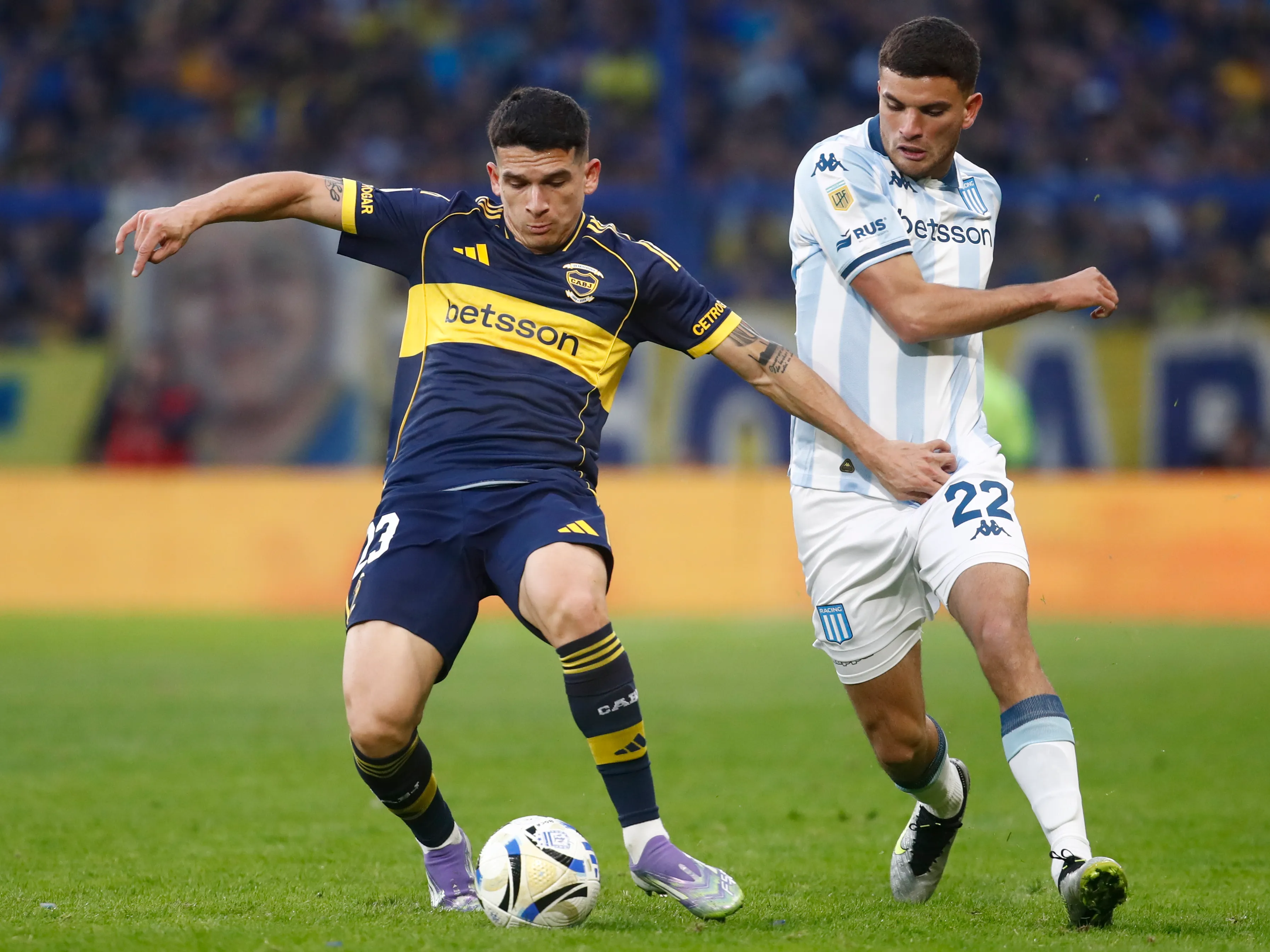 Elías Torres lucha un balón ante Lautaro Blanco de Boca Juniors. (Marcos Brindicci/Getty Images).