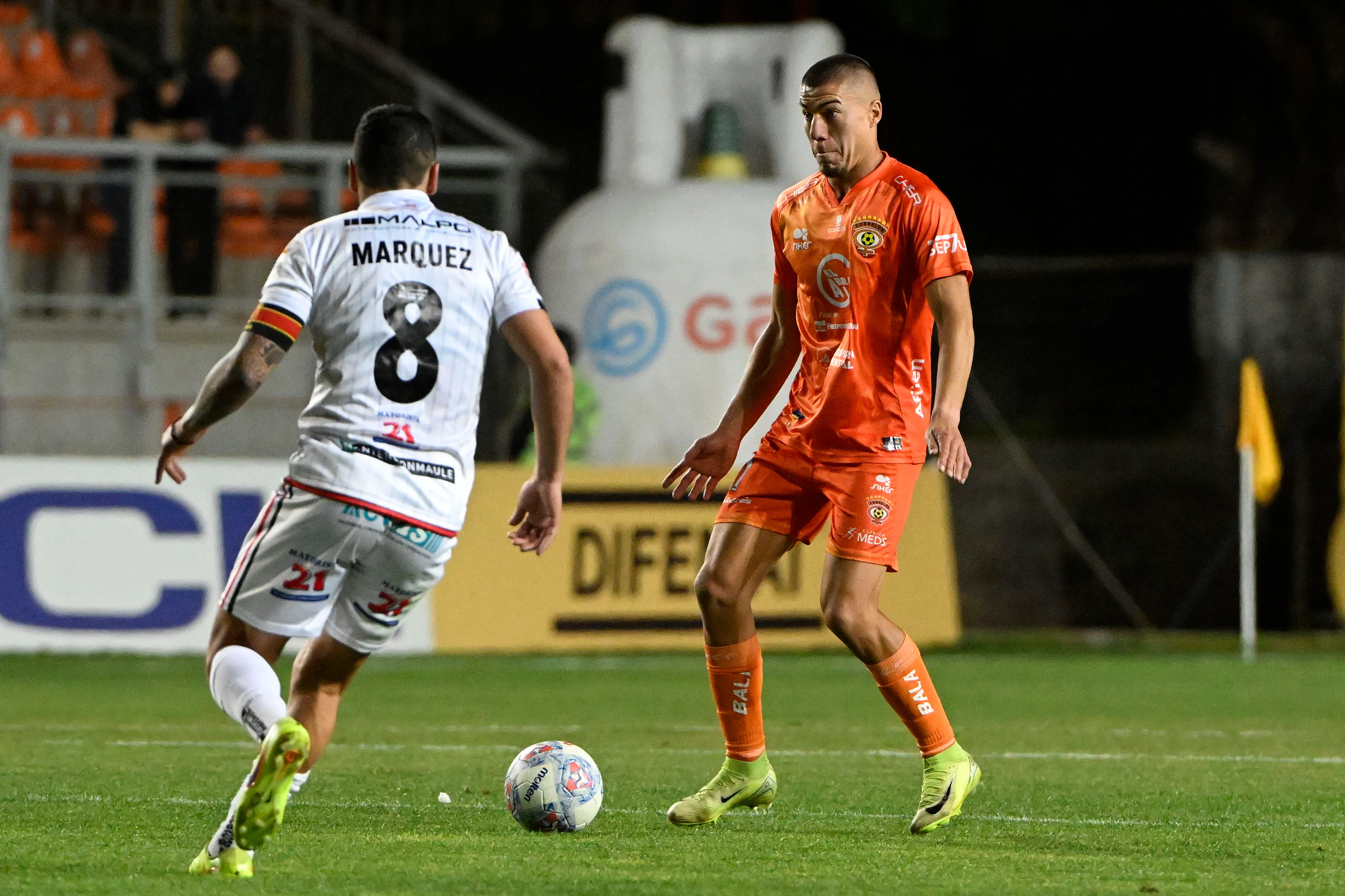Alejandro Márquez asedia a Cristian Muga en el duelo de la primera rueda entre Cobreloa y Rangers. (Pedro Tapia/Photosport).
