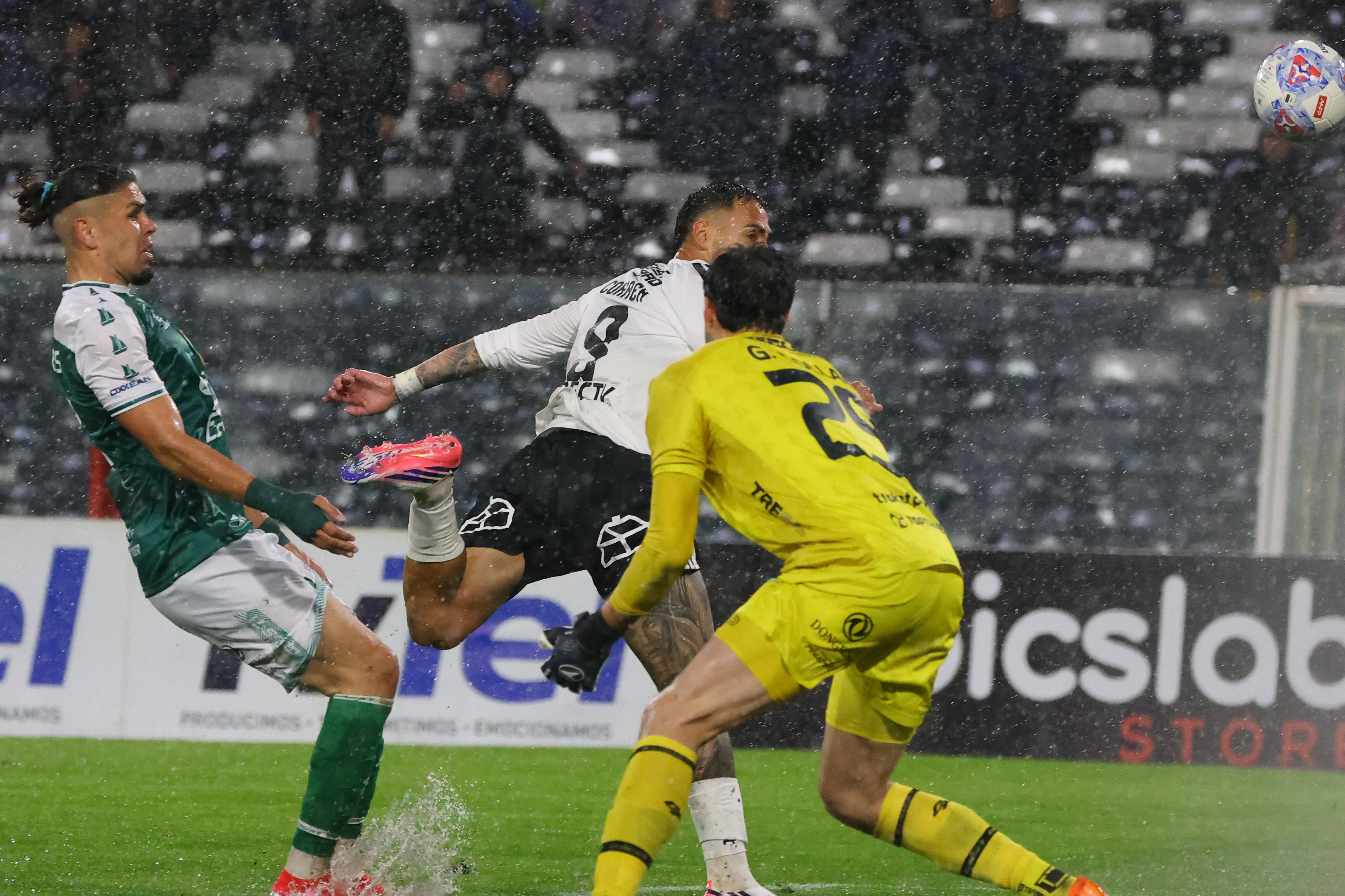Colo Colo no ha podido completar su serie con Puerto Montt. Foto: Luis Quinteros/Photosport