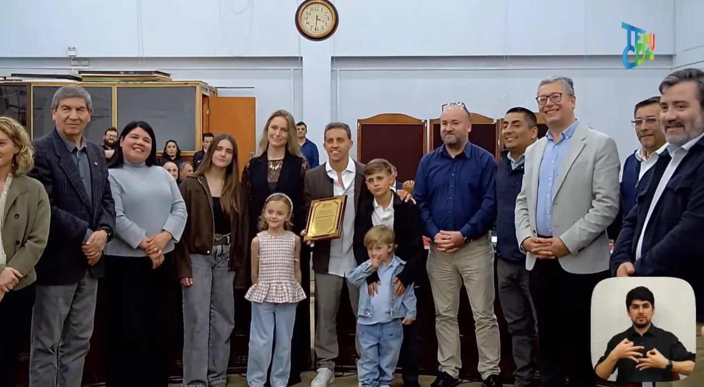 Diego Bounanotte recibió homenaje acompañado por su esposa e hijos