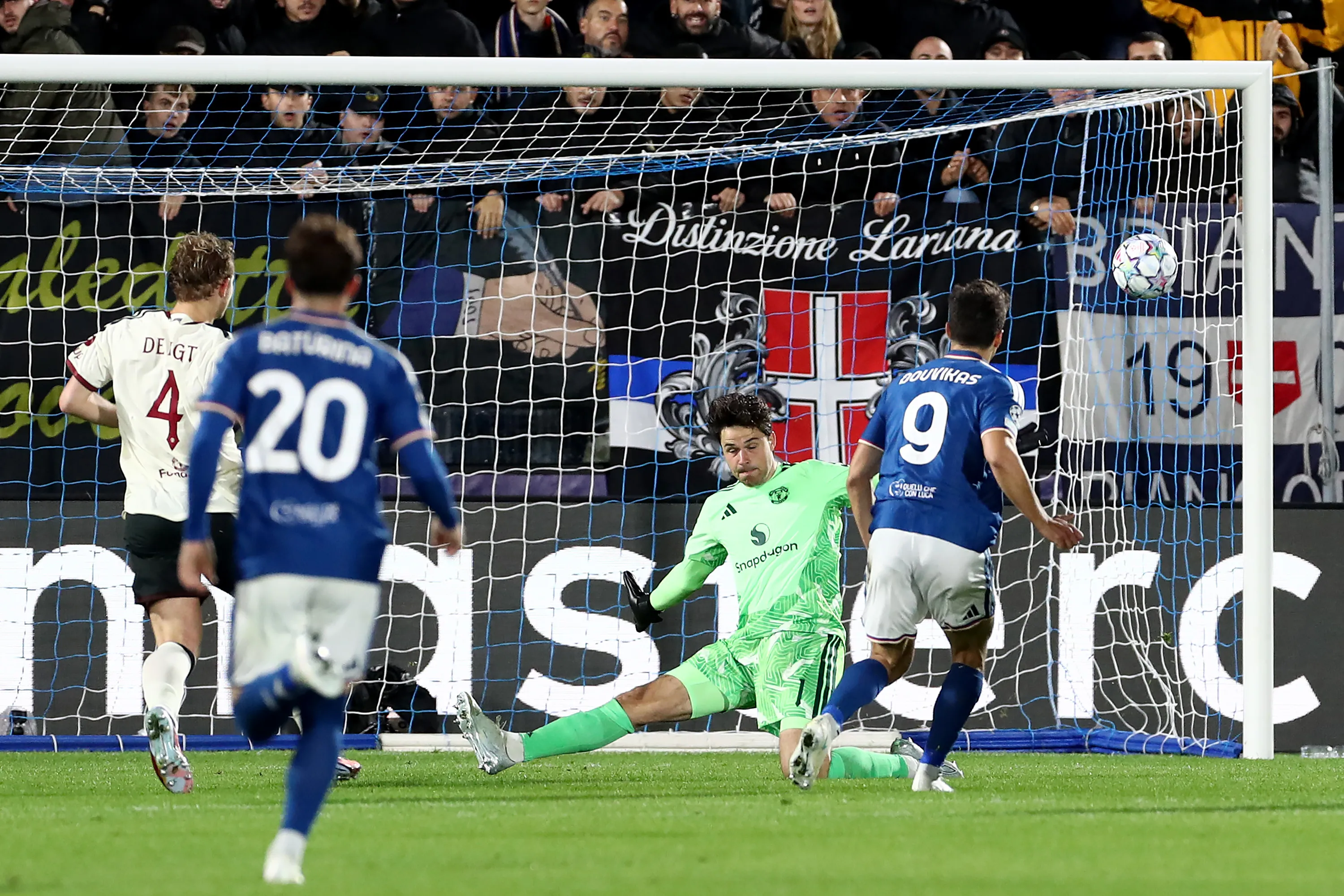 Como goleó 4-1 a Manchester United en Champions League
