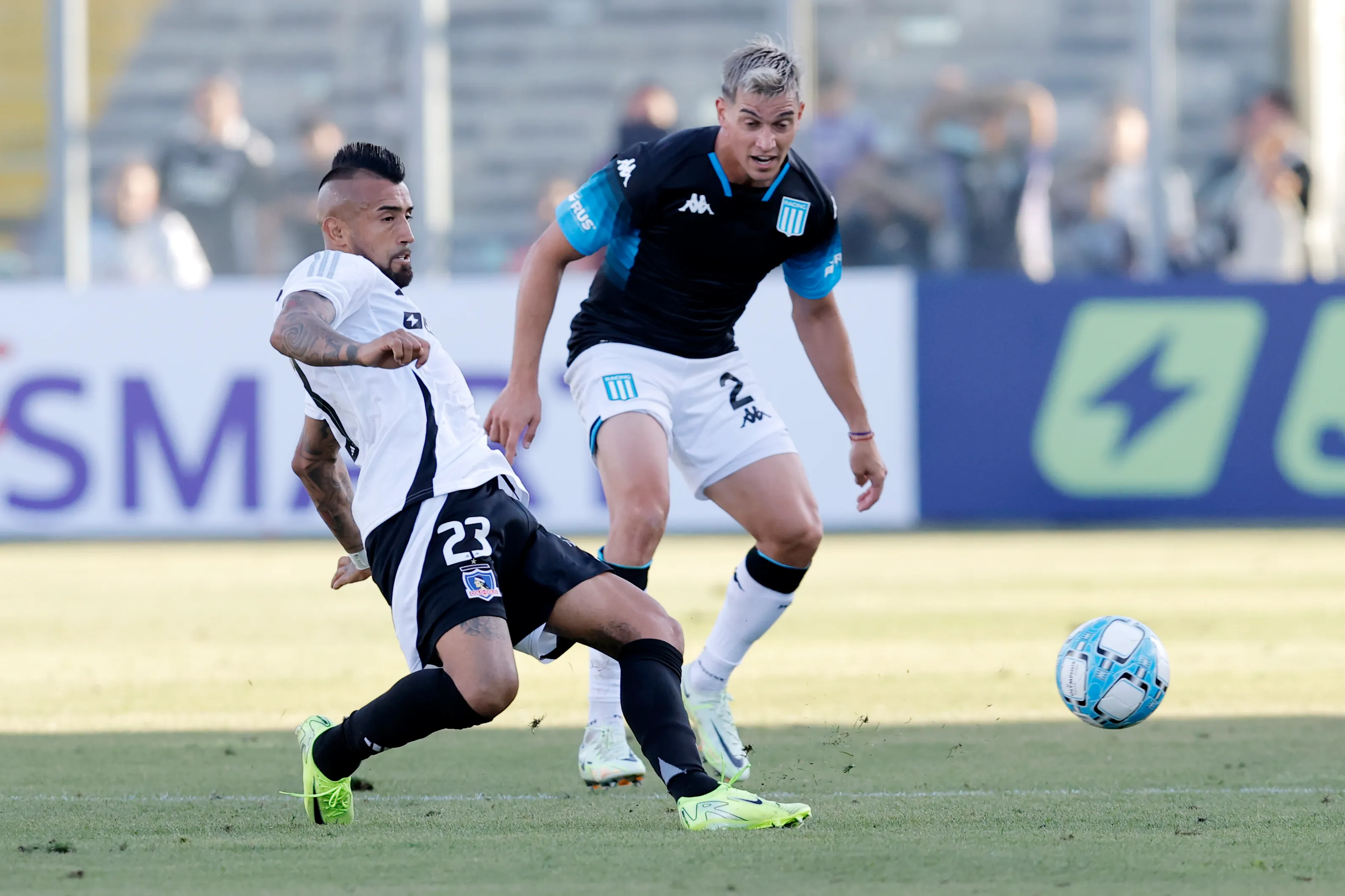 Agustín García Basso marca a Arturo Vidal en un amistoso que Racing le ganó a Colo Colo. (Javier Torres/Photosport).