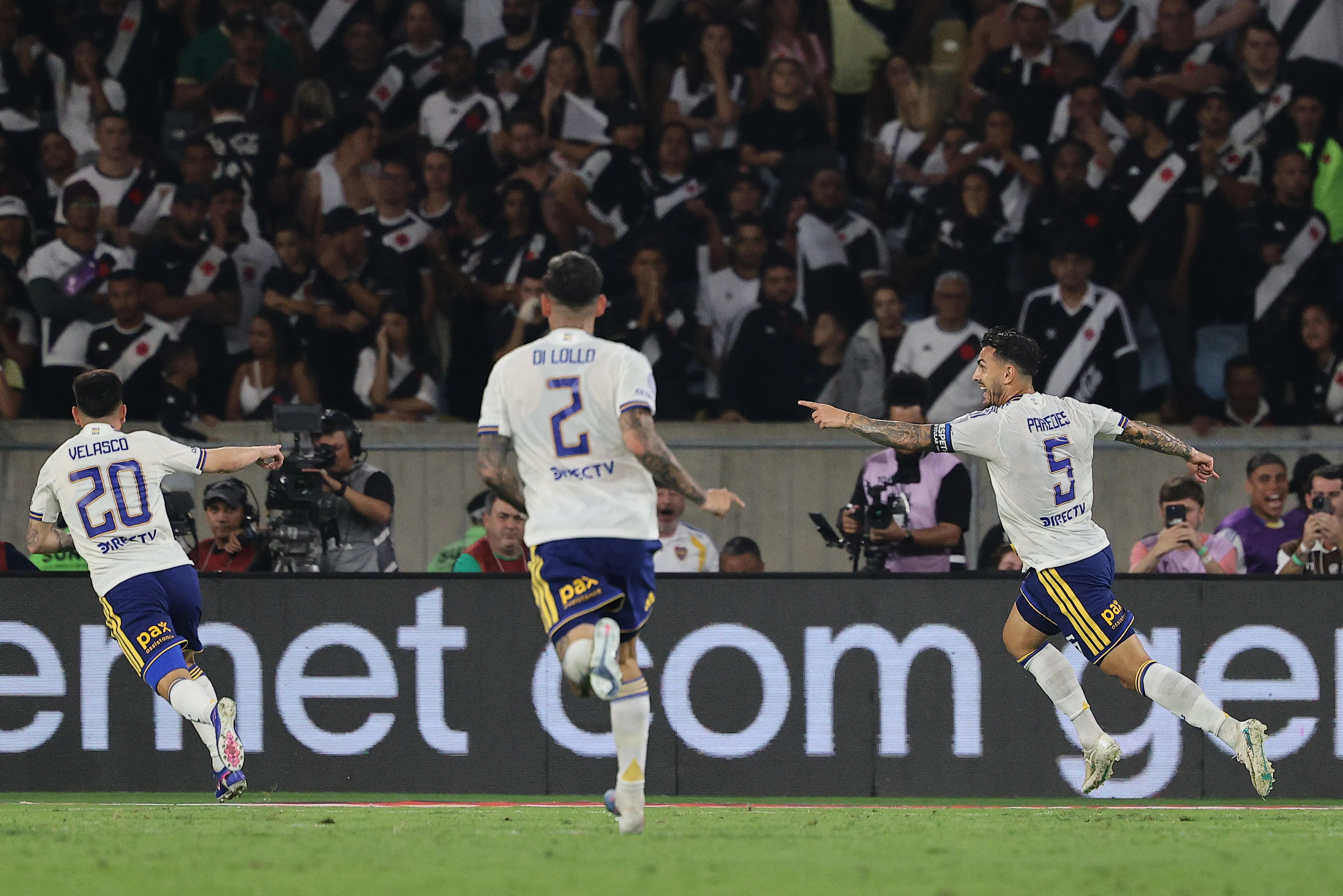 Leandro Paredes poco antes de abrazarse con Carlos Palacios y el paraguayo Ángel Romero. (Wagner Meier/Getty Images).