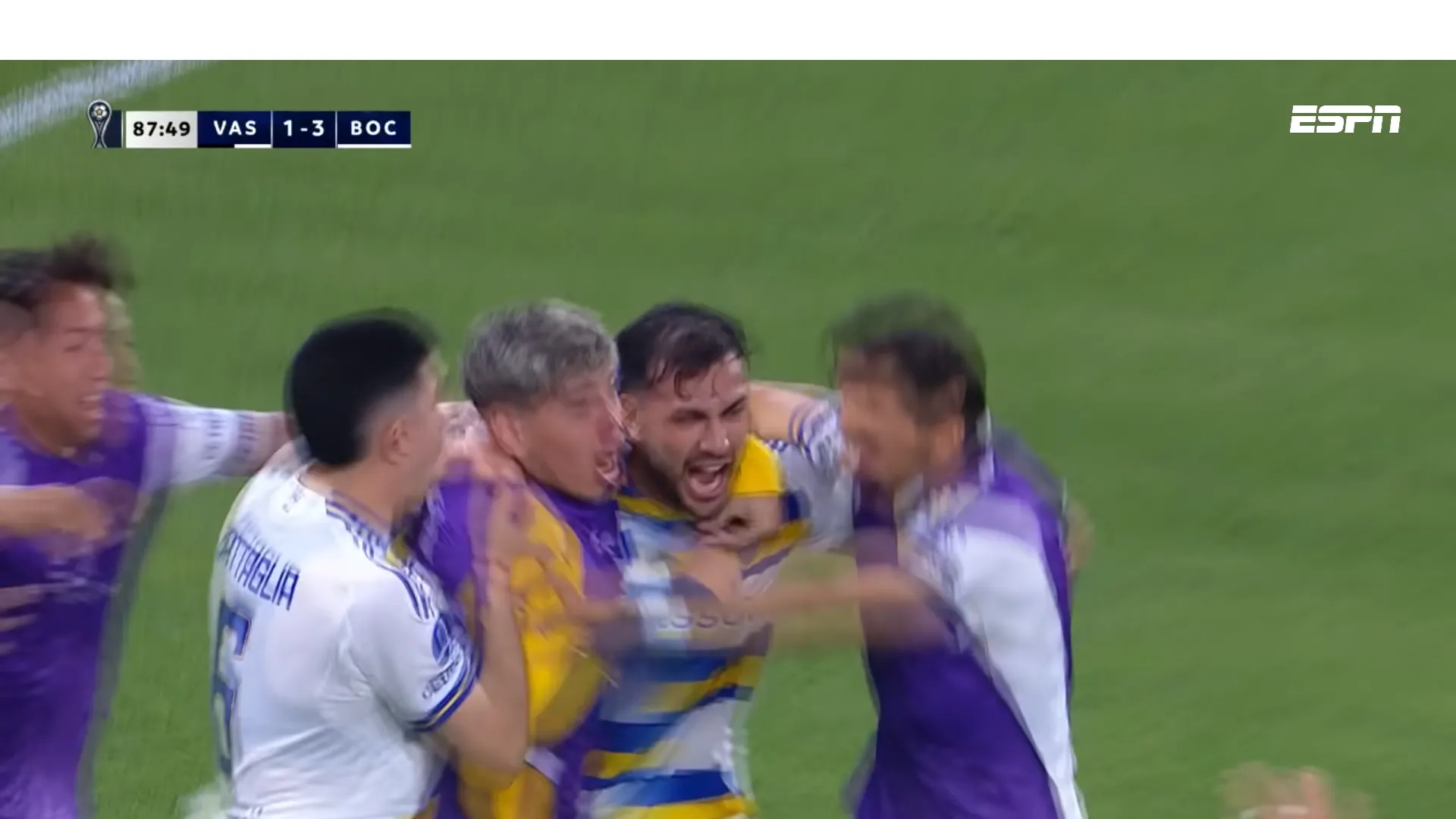 El afectuoso festejo de Palacios, Ángel Romero y Rodrigo Battaglia junto a Leandro Paredes. (Captura ESPN).