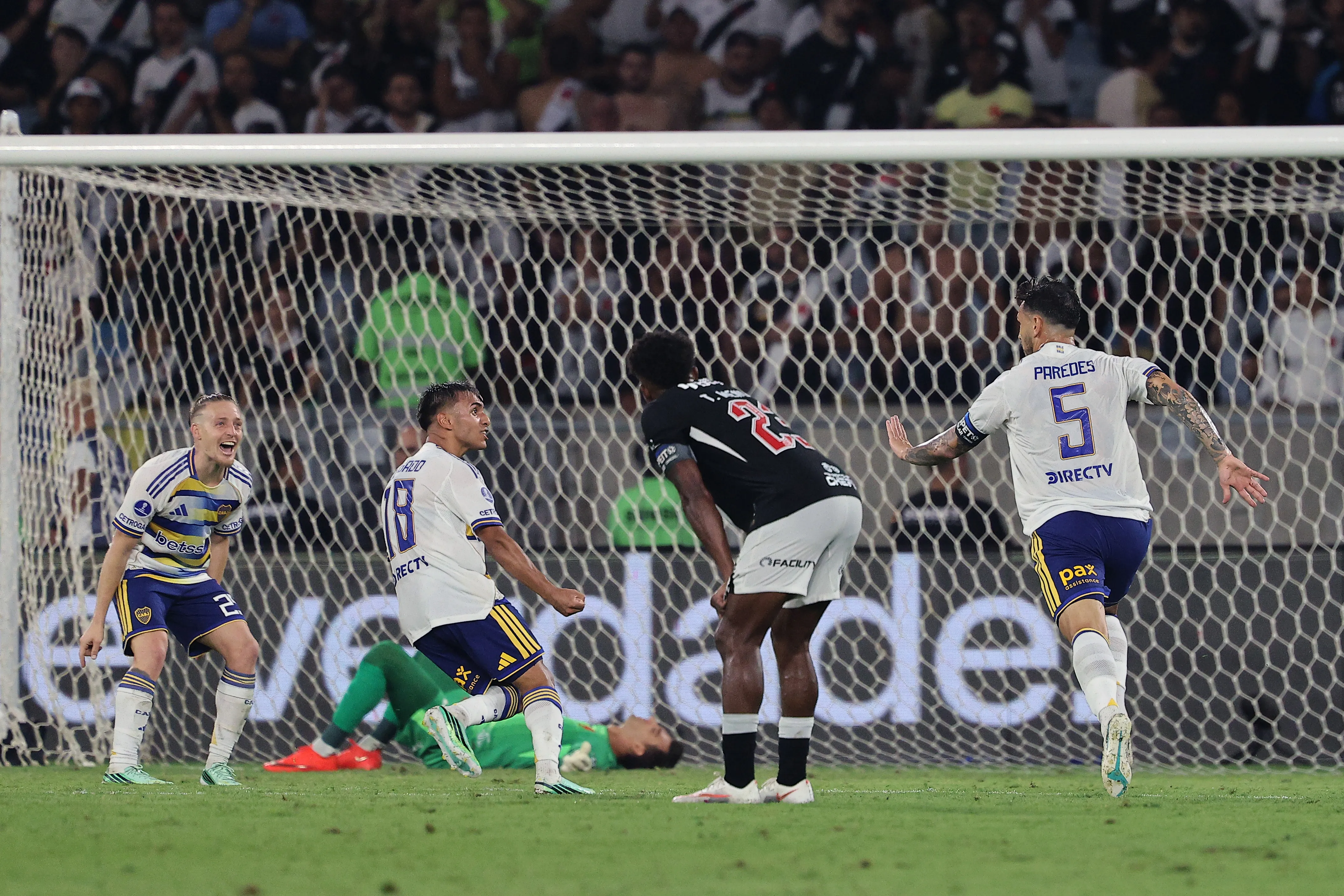 Leandro Paredes tras anotar el 3-1 de Boca ante Vasco da Gama. (Wagner Meier/Getty Images).