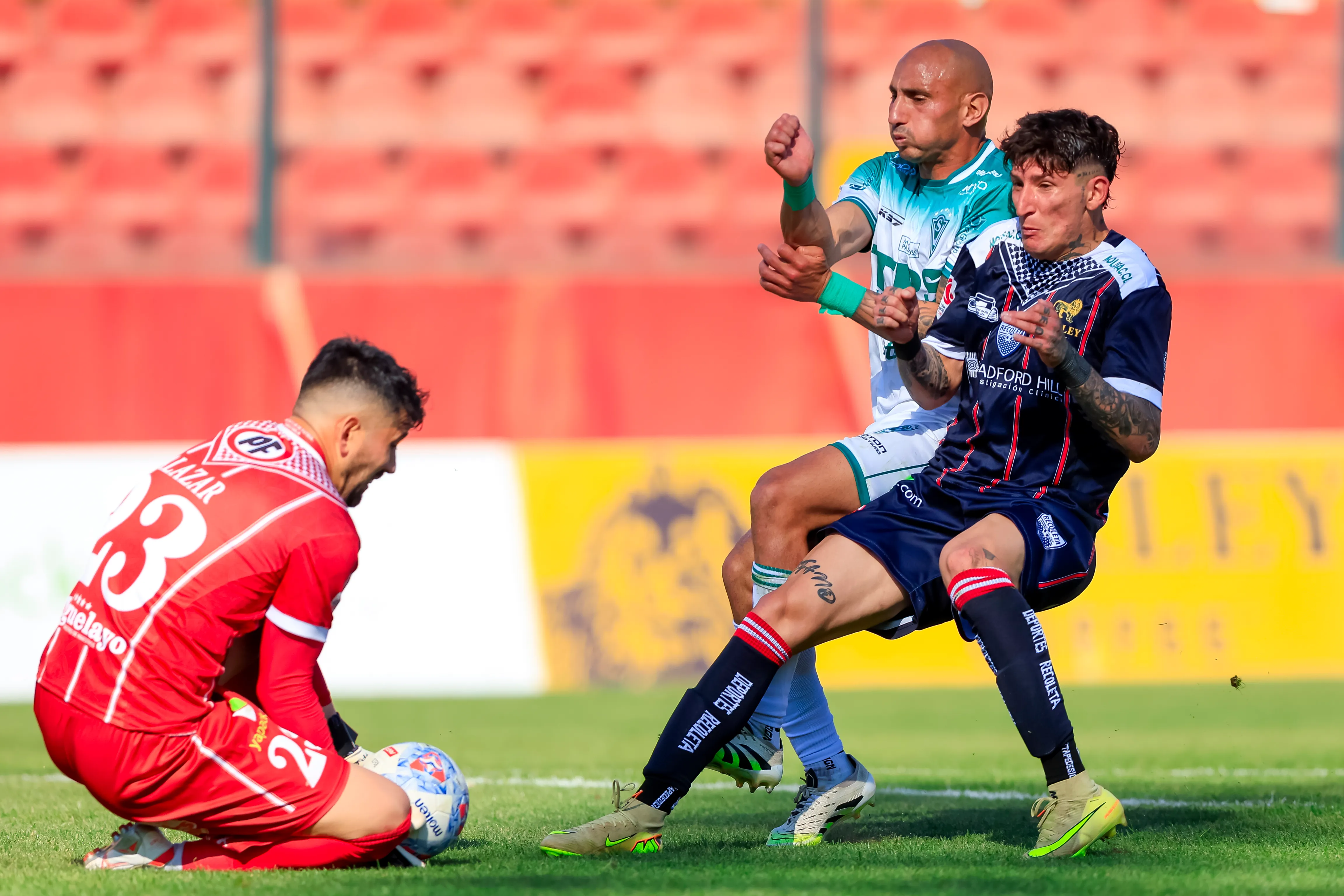 Álvaro Salazar en acción ante Santiago Wanderers. (Pepe Alvujar/Photosport).