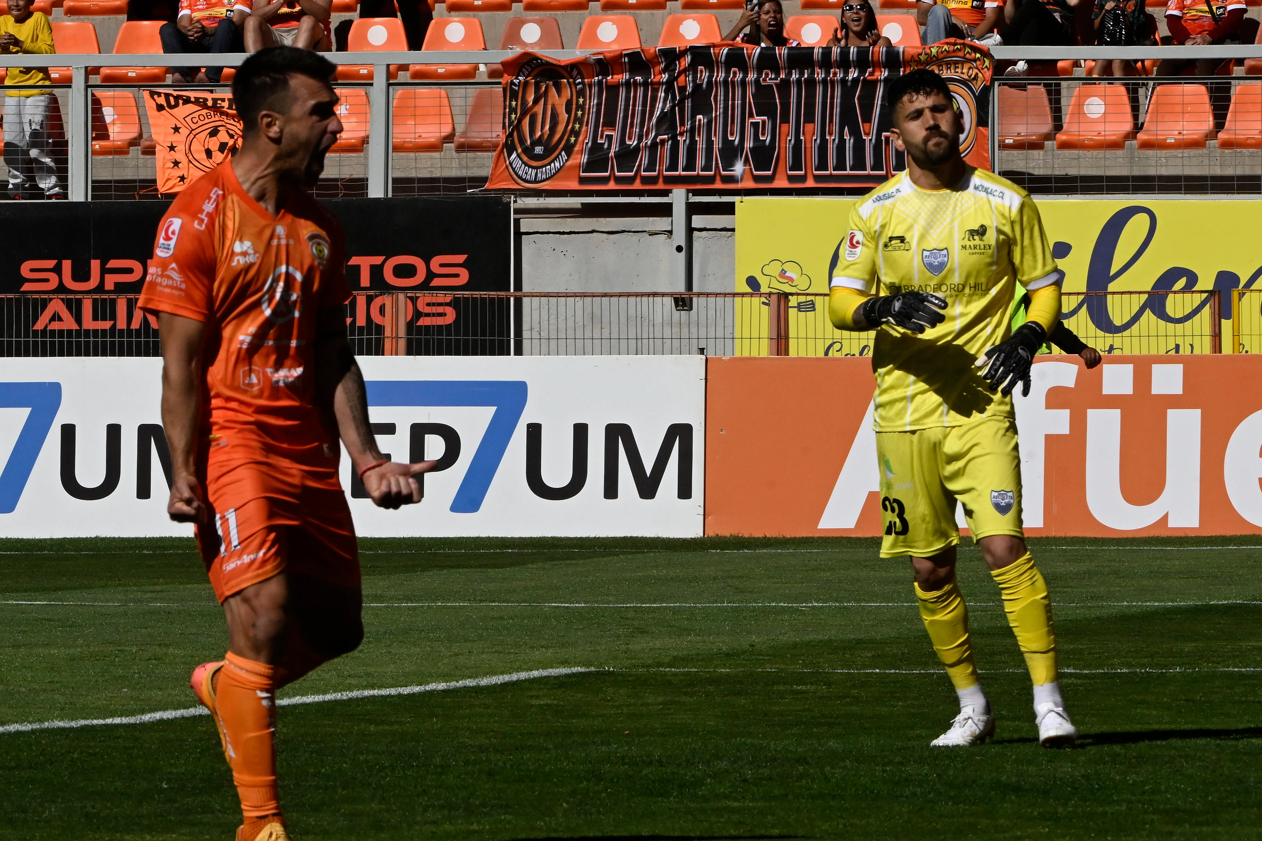 Gustavo Gotti celebra uno de los tres goles que le anotó a Recoleta en Calama. (Pedro Tapia/Photosport).