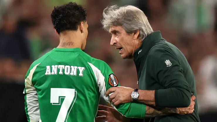 Manuel Pellegrini junto a Antony, el brasileño que salió enfurecido del duelo ante el Feyenoord.