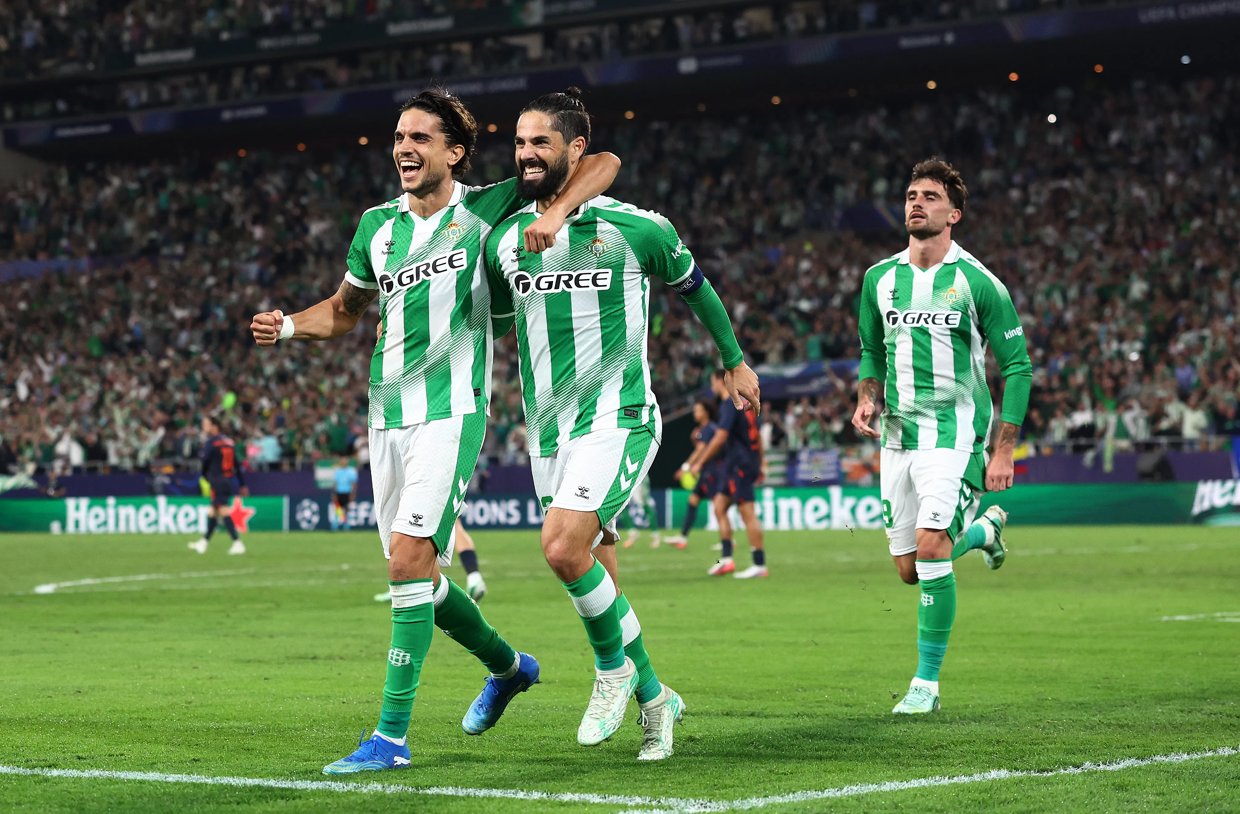 Isco anotó el único gol del partido que Betis le ganó al Feyenoord y celebró junto a Marc Bartra. (Fran Santiago/Getty Images).