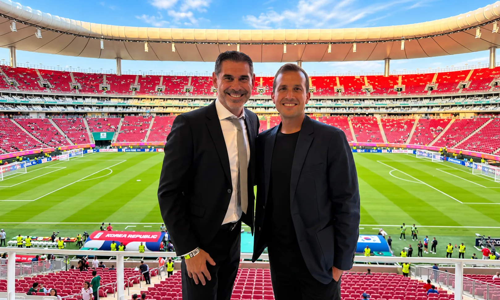 Francisco Pérez Lázaro (a la derecha) junto a Fernando Hierro, quien lo llevó a México para trabajar en Chivas.