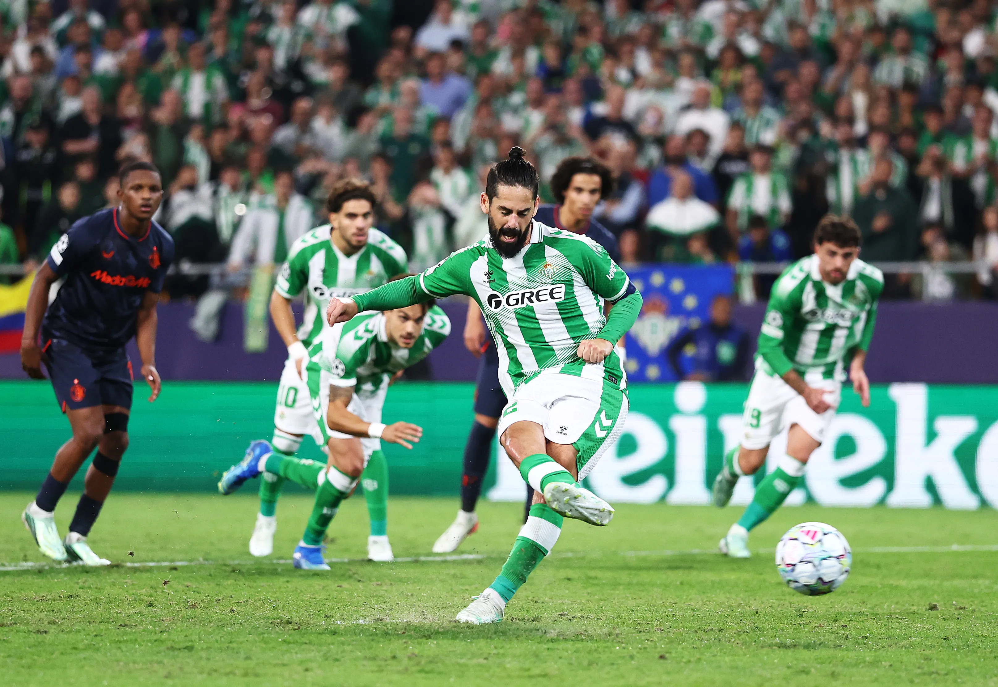 El penal de Isco que desató la fiesta del Betis vs Feyenoord. (Fran Santiago/Getty Images).