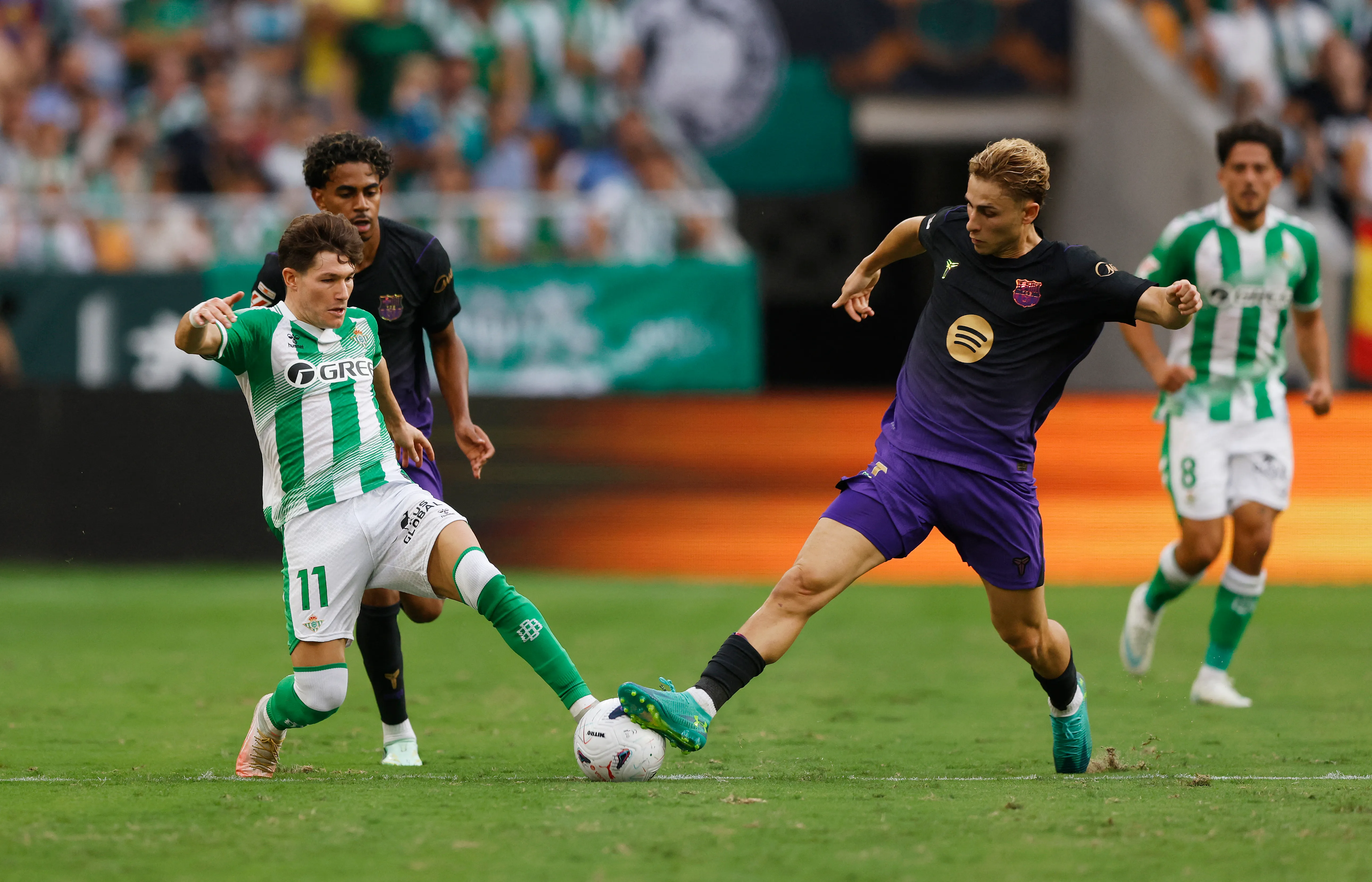 Fran García y un duelo contra Fermín en el partido que el Barcelona le ganó al Betis. (REUTERS/Marcelo Del Pozo).