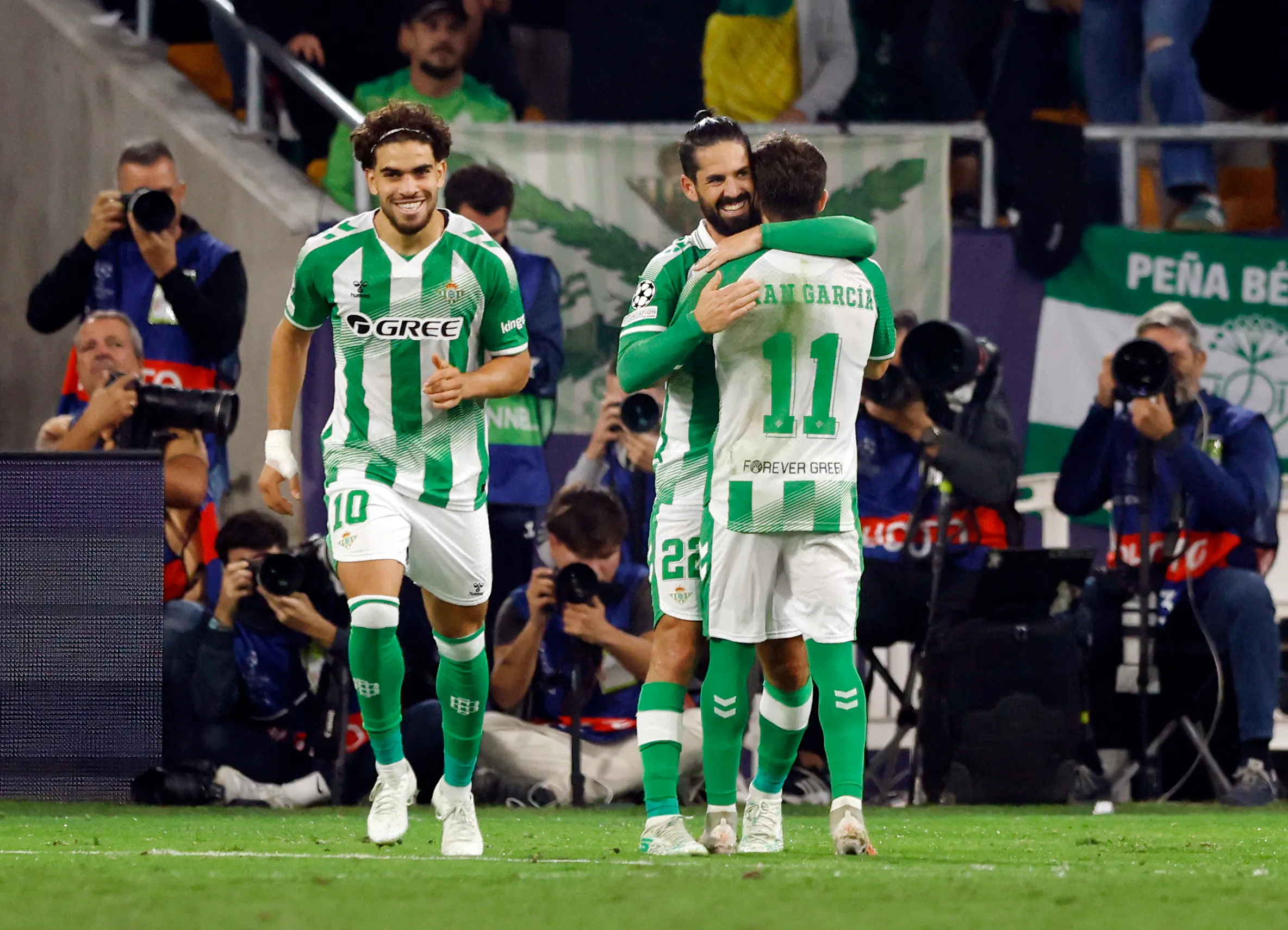 Fran García celebra con Isco. (REUTERS/Marcelo Del Pozo).
