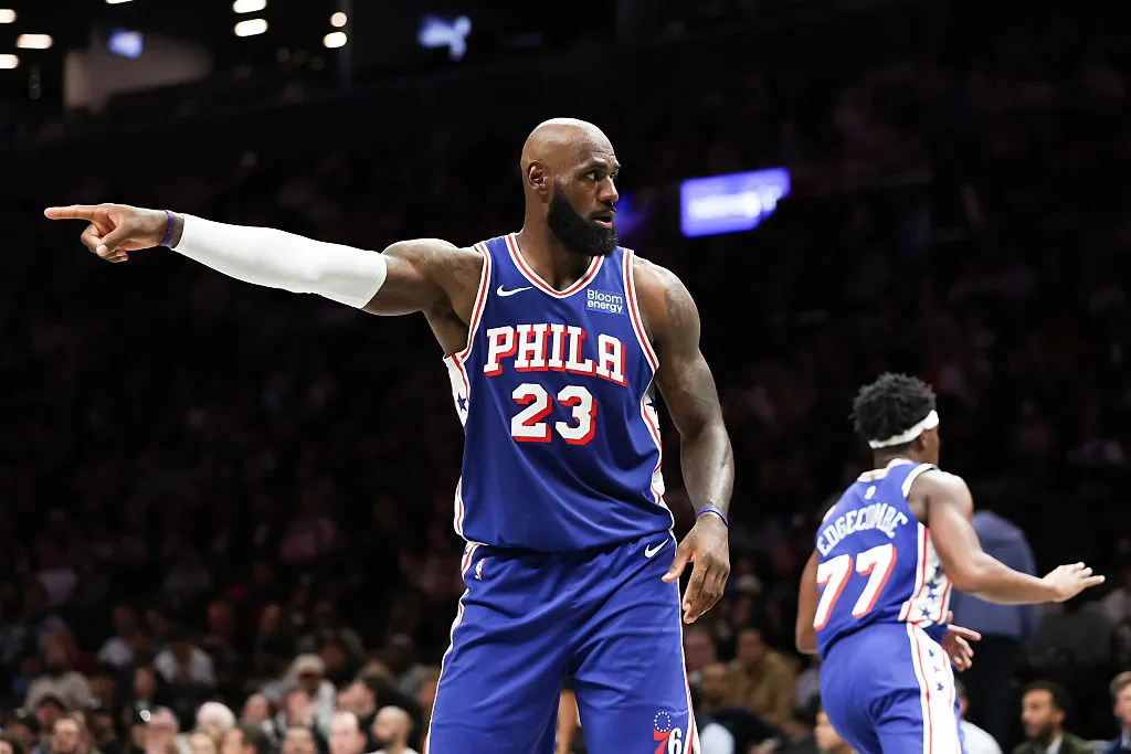 James comenzó su etapa en Philadelphia con triunfo ante los Knicks y aportó 14 puntos, nueve rebotes y siete asistencias.