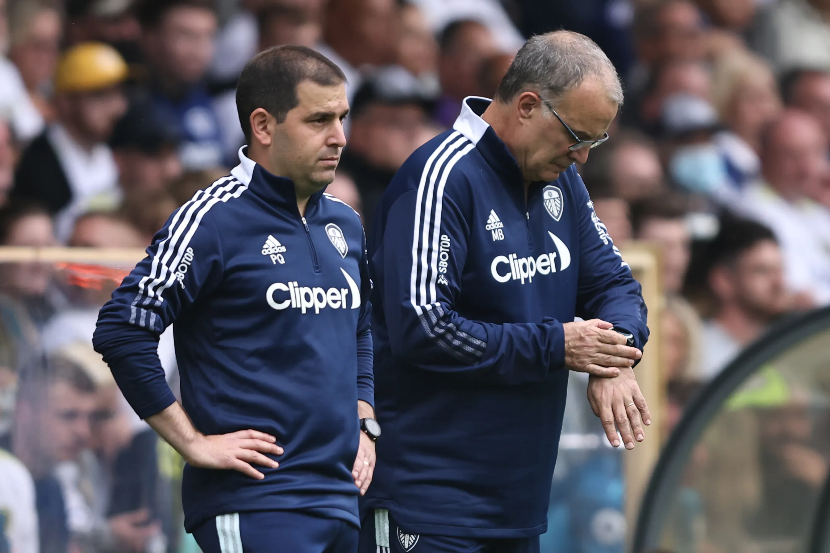 Pablo Quiroga junto a Marcelo Bielsa en el Leeds United de Inglaterra. (Marc Atkins/Getty Images).